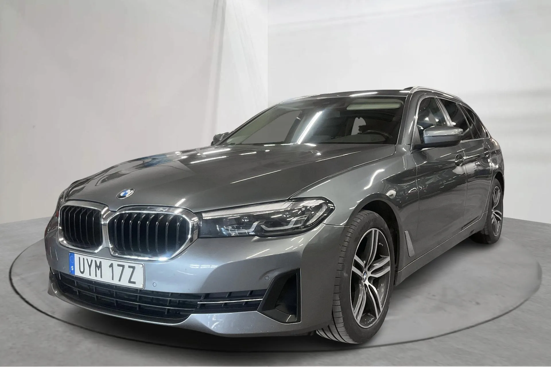 Presentation photo 1 of 18: BMW 520d xDrive Touring, G31 LCI (190hk+11hk) - 126 260 km - Automatic - blue - 2022