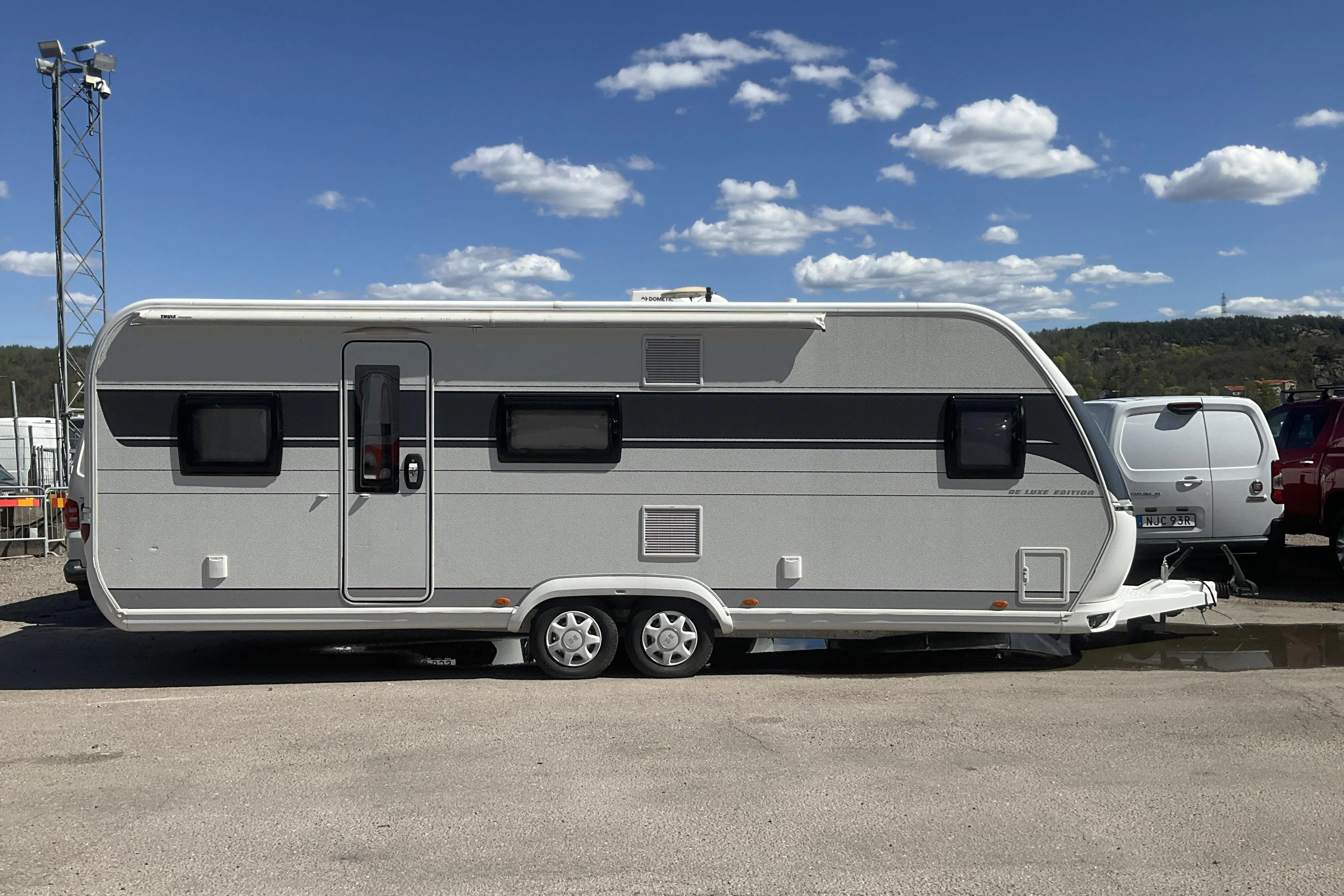 Presentation photo 1 of 32: Hobby 650 KMFE DE LUXE EDITION Husvagn med AC - 0 km - white - 2021