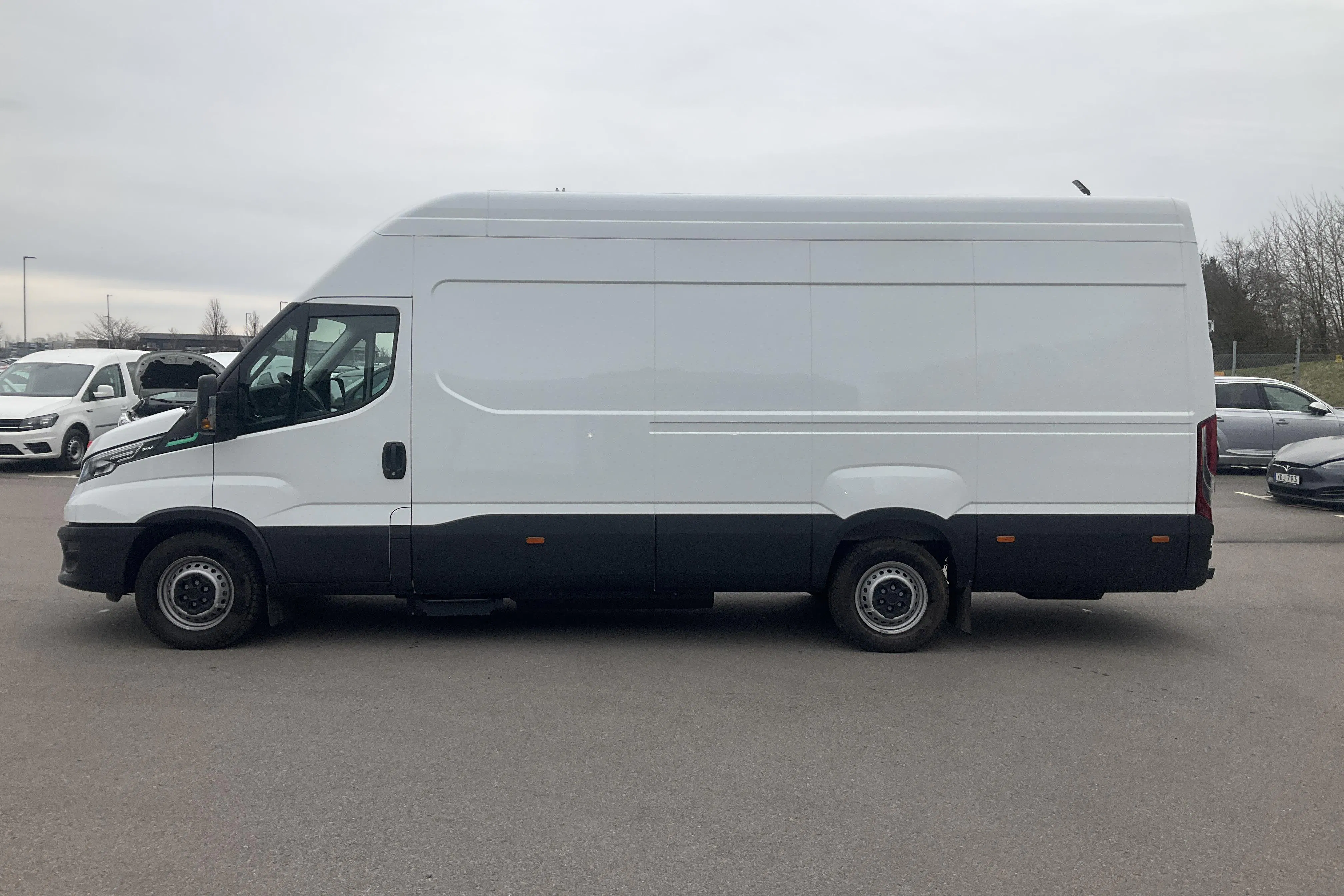 Presentation photo 2 of 11: Iveco Daily 35 3.0 CNG (136hk) - 830 km - Automatic - white - 2024