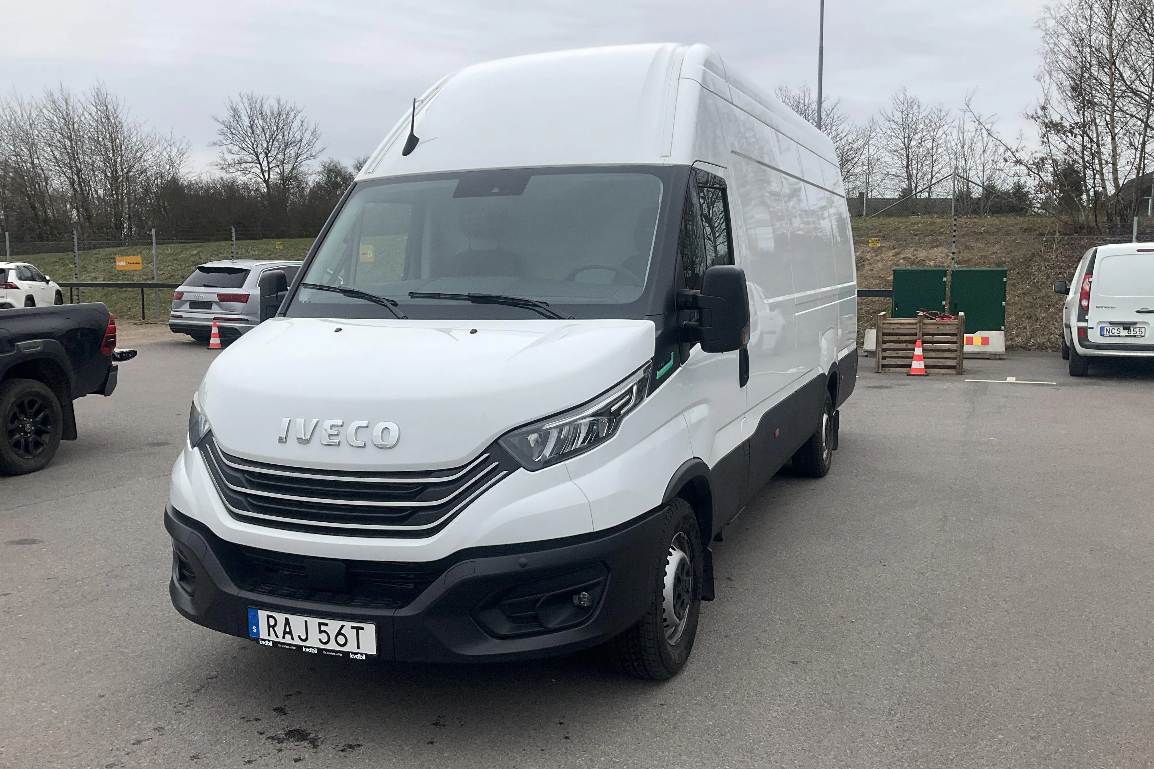 Presentation photo 1 of 11: Iveco Daily 35 3.0 CNG (136hk) - 830 km - Automatic - white - 2024