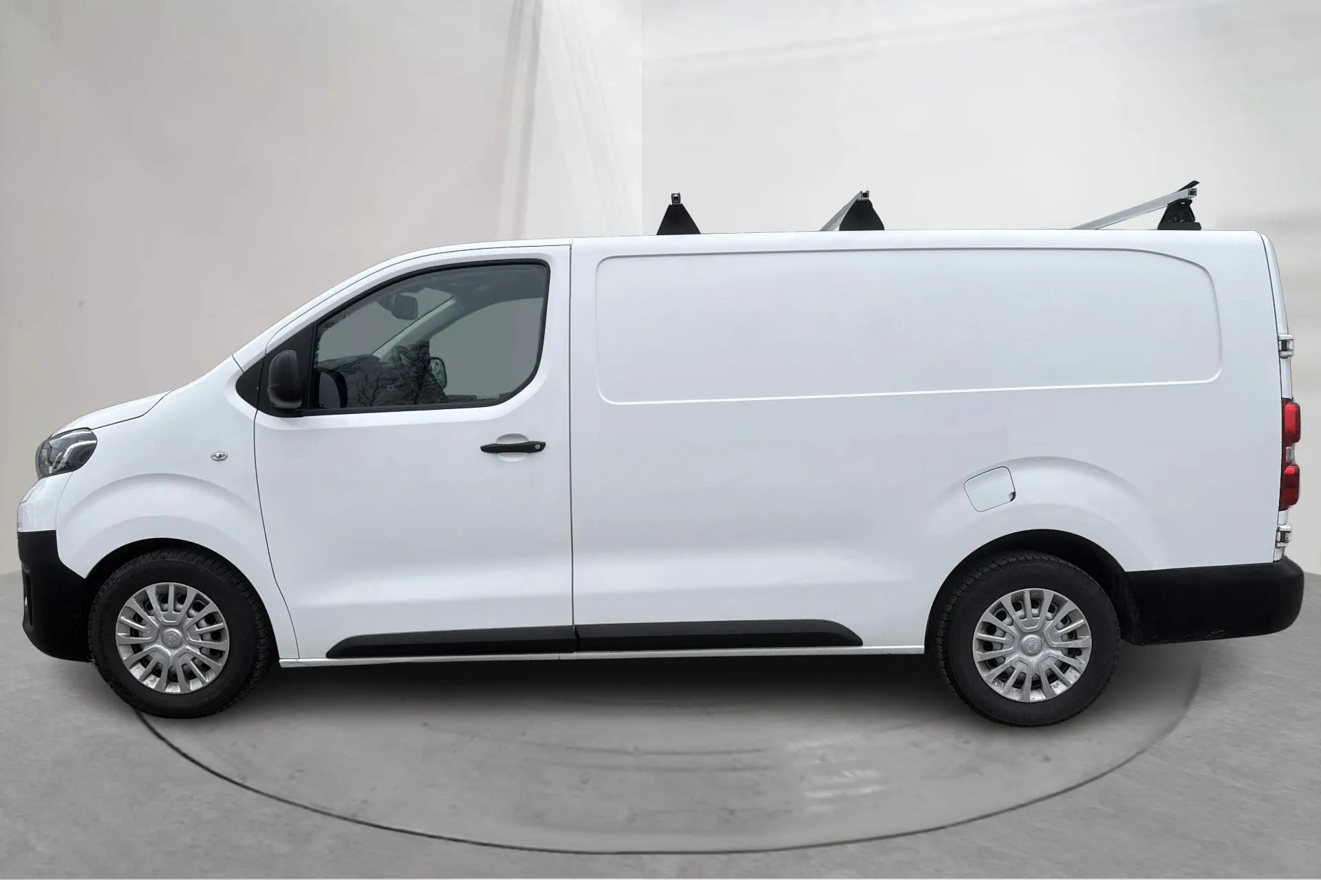 Presentationsfoto 2 av 14: Toyota PROACE 2.0D (120hk) - 7 920 mil - Manuell - vit - 2019
