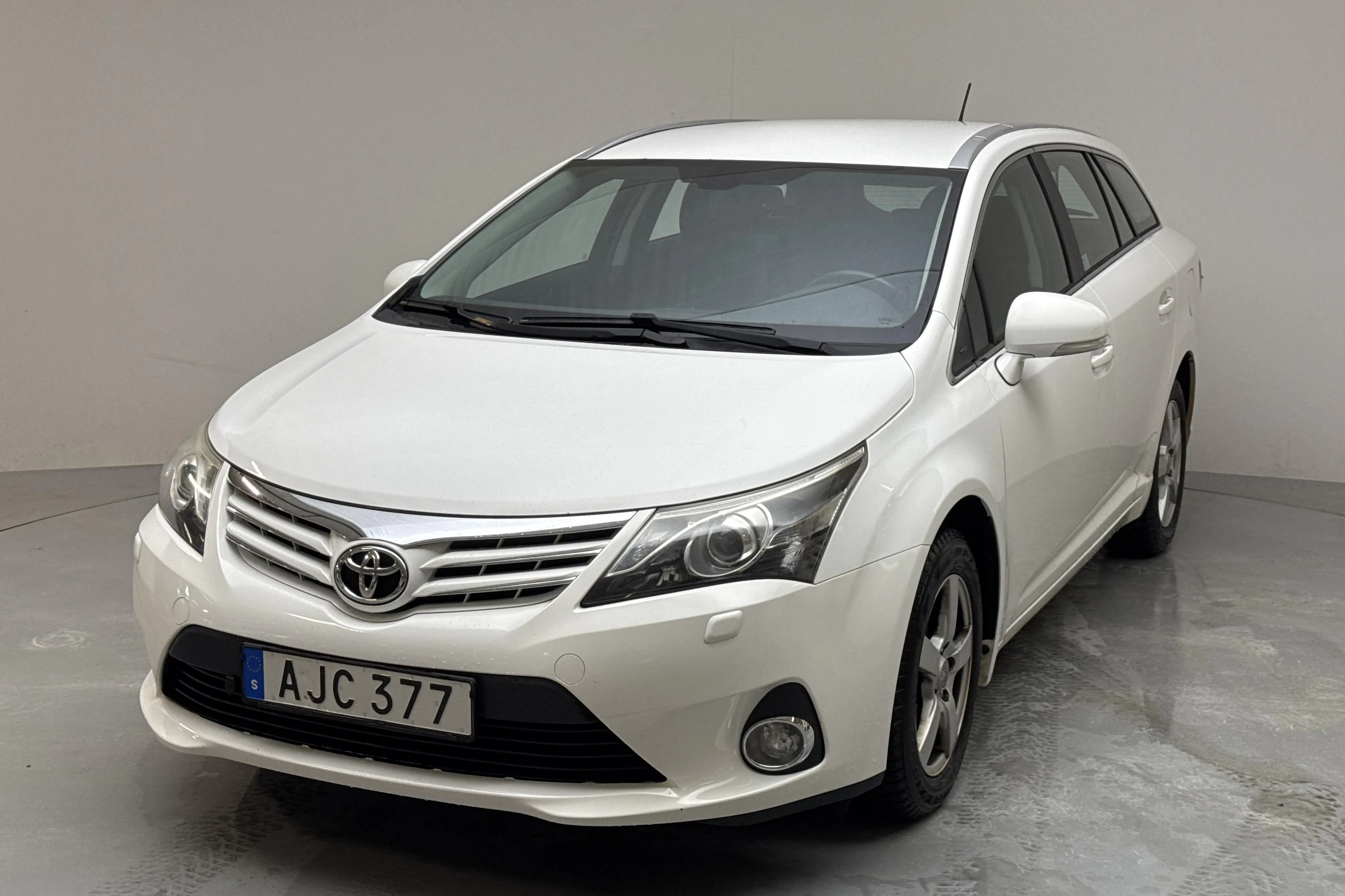 Presentation photo 1 of 14: Toyota Avensis 1.8 Kombi (147hk) - 169 710 km - Manual - white - 2014