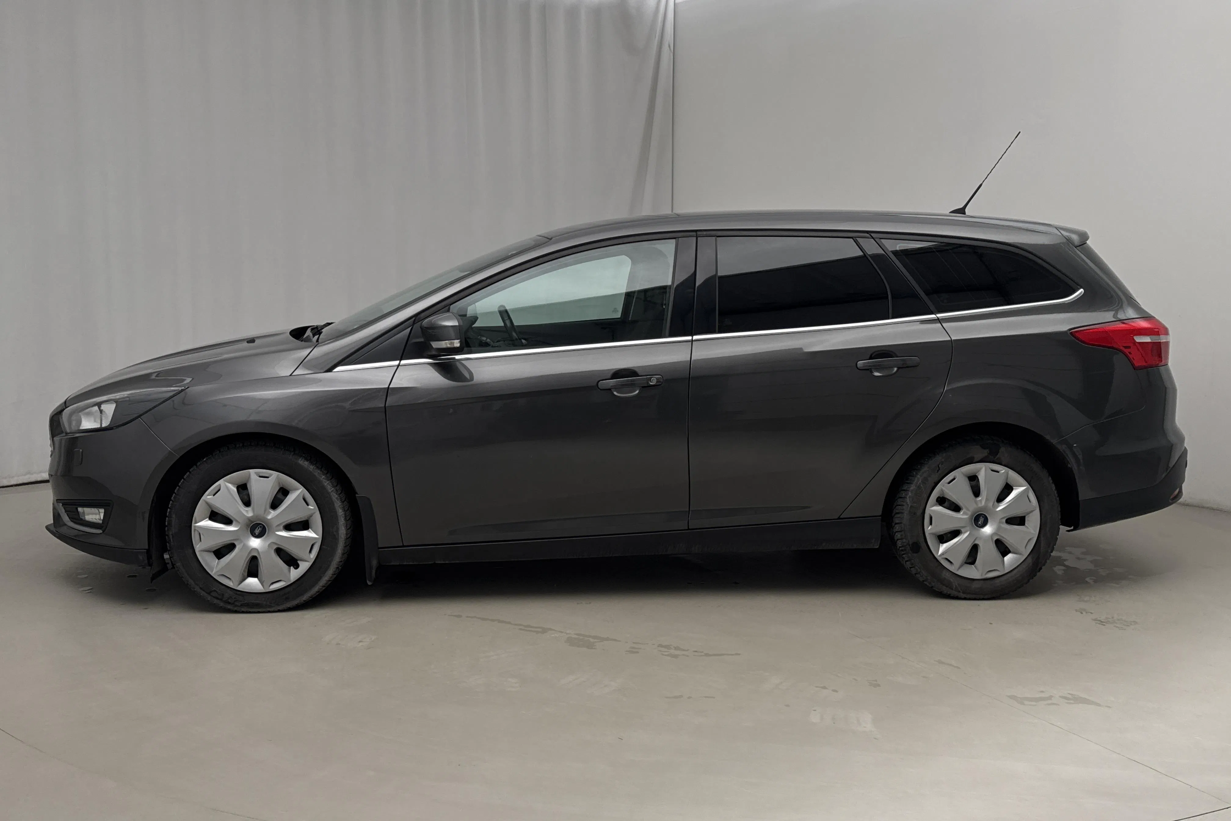 Presentationsfoto 2 av 11: Ford Focus 1.0 EcoBoost Kombi (125hk) - 15 108 mil - Manuell - grå - 2016