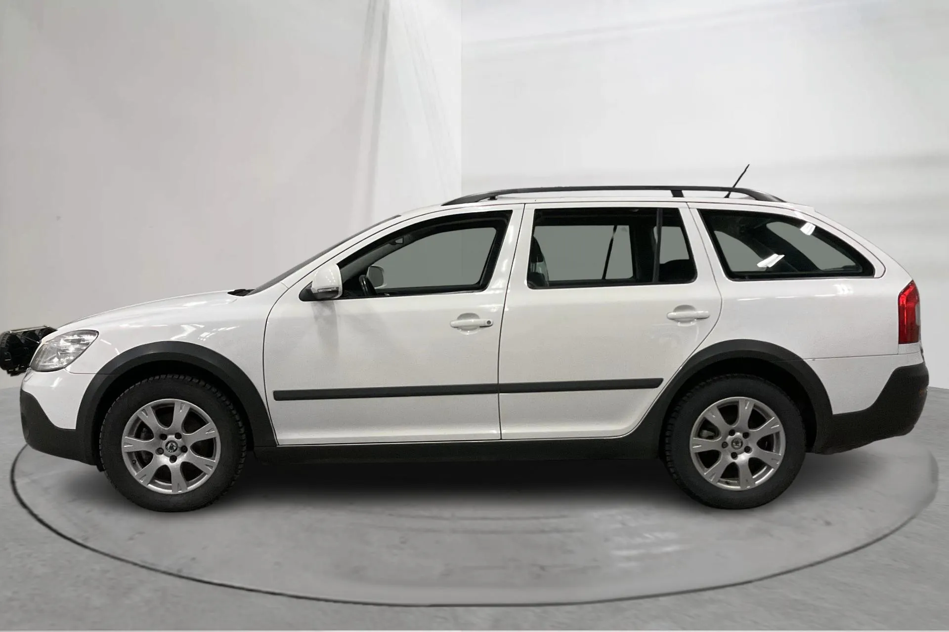 Presentation photo 2 of 16: Skoda Octavia Scout II 2.0 TDI 4X4 (140hk) - 165 200 km - Manual - white - 2012