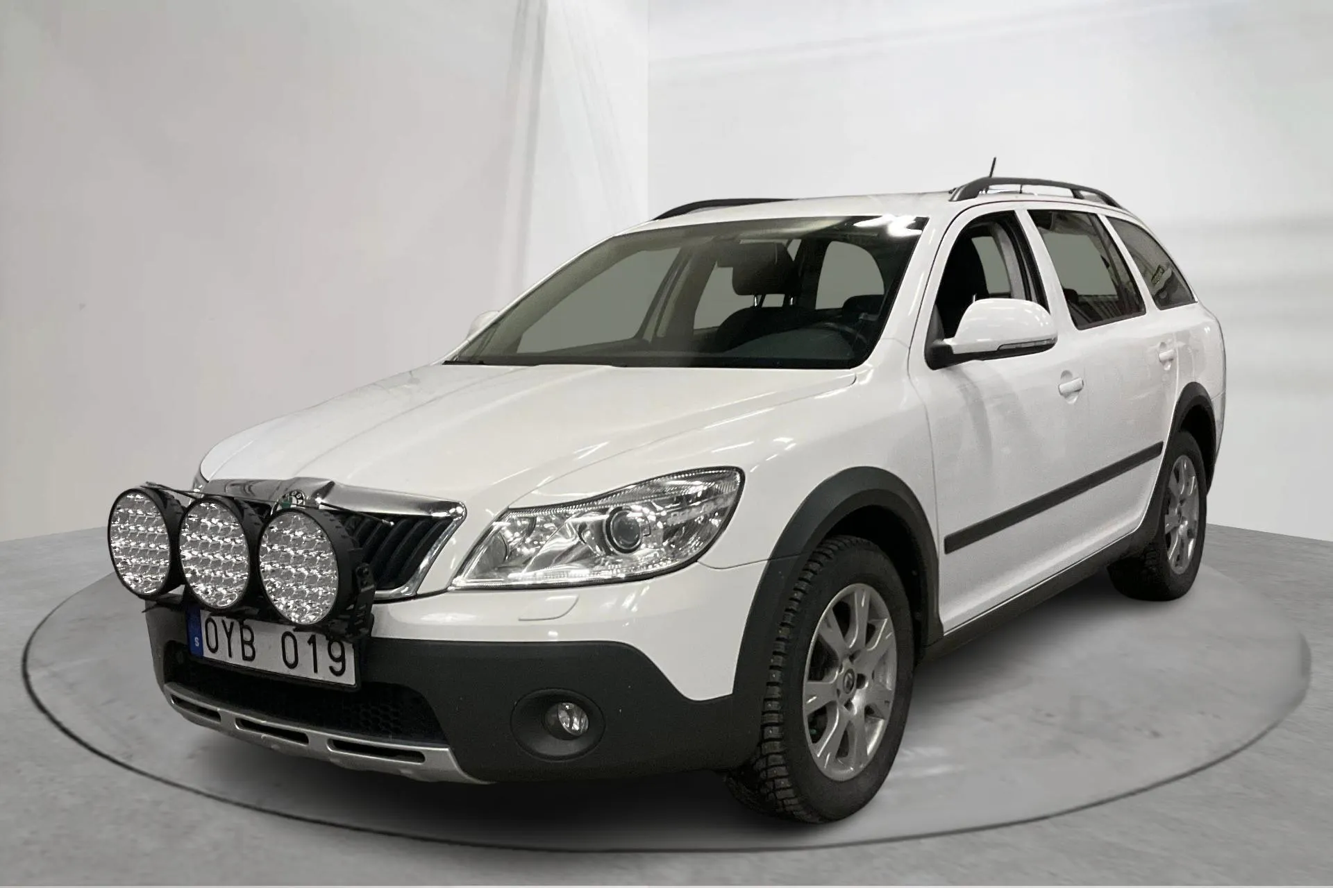 Presentation photo 1 of 16: Skoda Octavia Scout II 2.0 TDI 4X4 (140hk) - 165 200 km - Manual - white - 2012