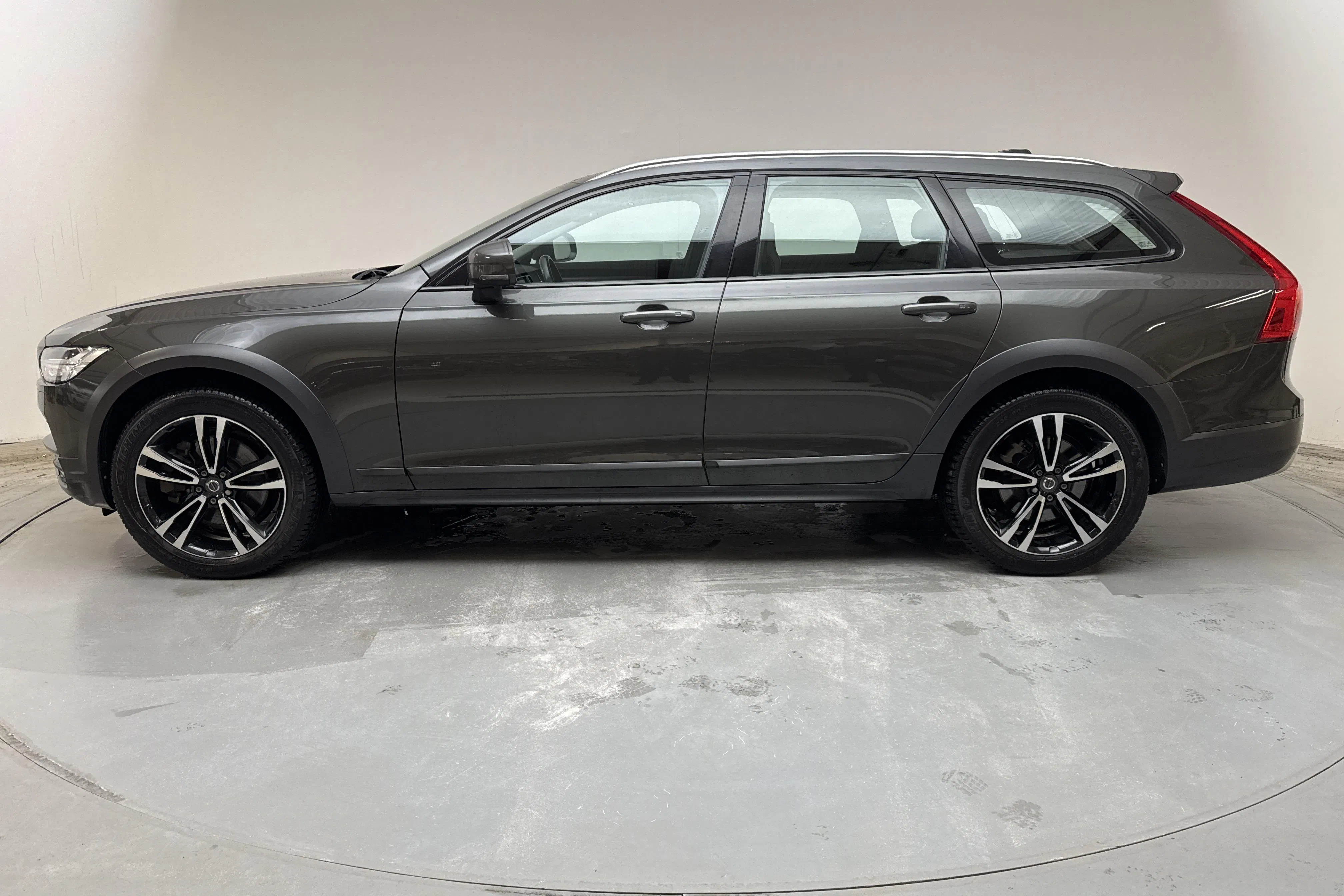 Presentationsfoto 2 av 13: Volvo V90 D4 Cross Country AWD (190hk) - 17 059 mil - Automat - Dark Grey - 2018
