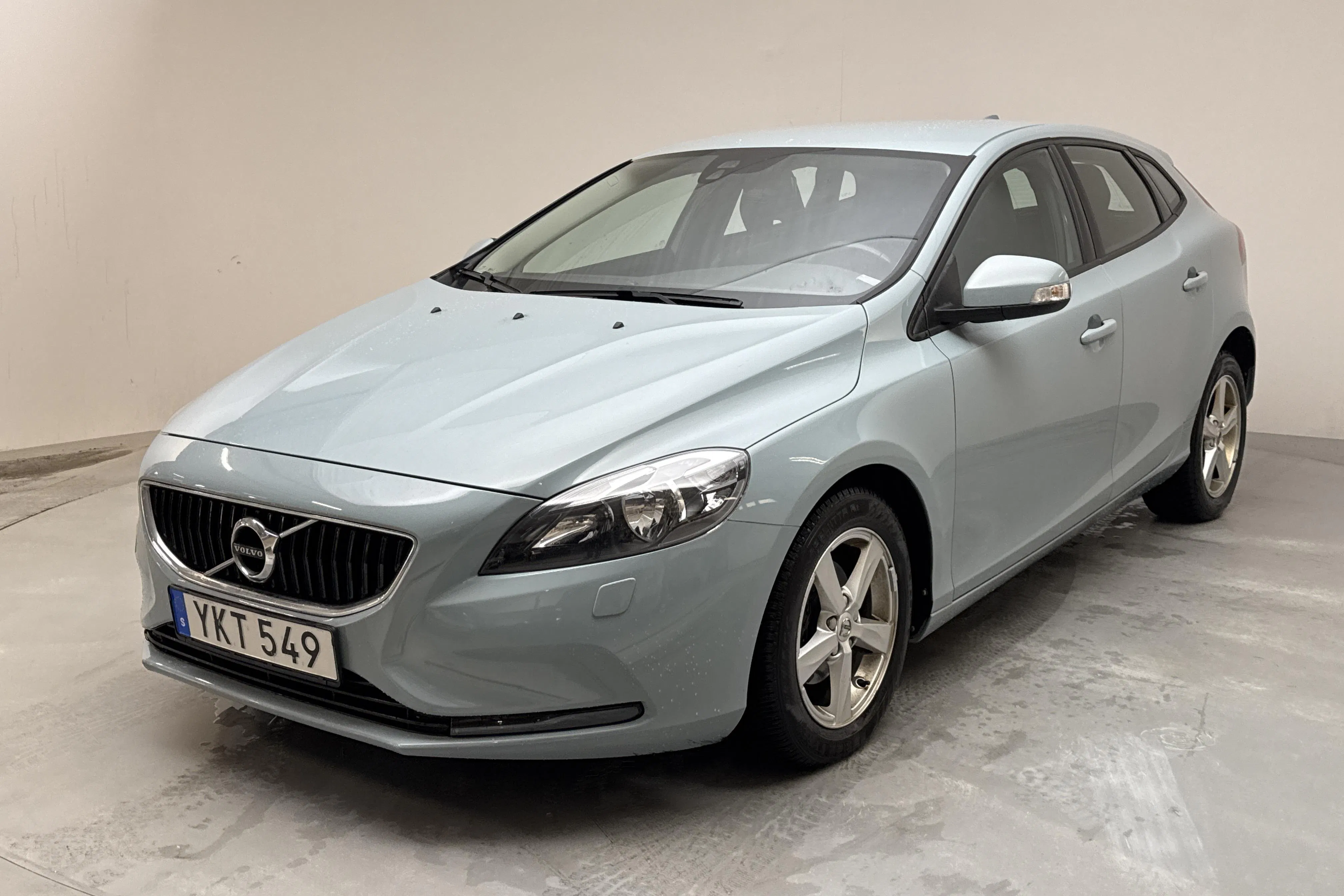 Presentationsfoto 1 av 13: Volvo V40 D2 (120hk) - 9 393 mil - Manuell - Light Blue - 2017