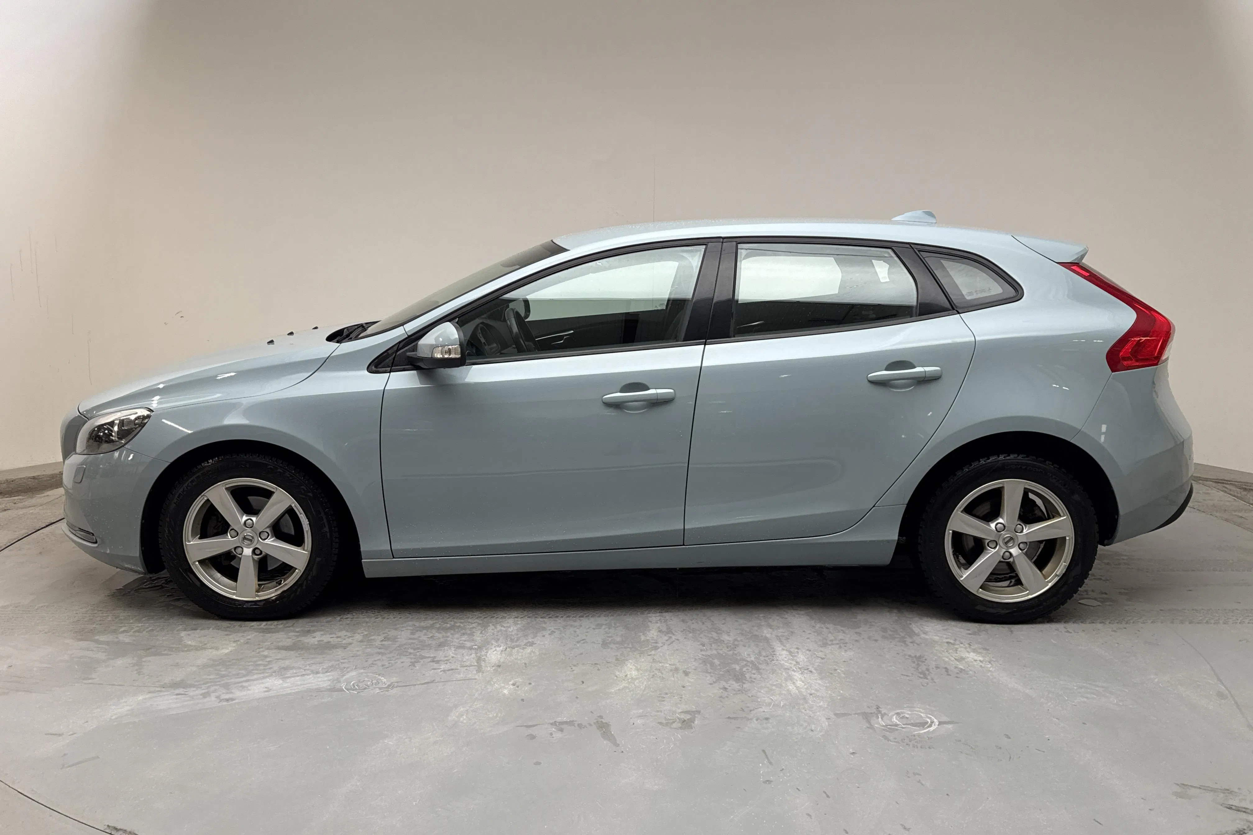 Presentationsfoto 2 av 13: Volvo V40 D2 (120hk) - 9 393 mil - Manuell - Light Blue - 2017