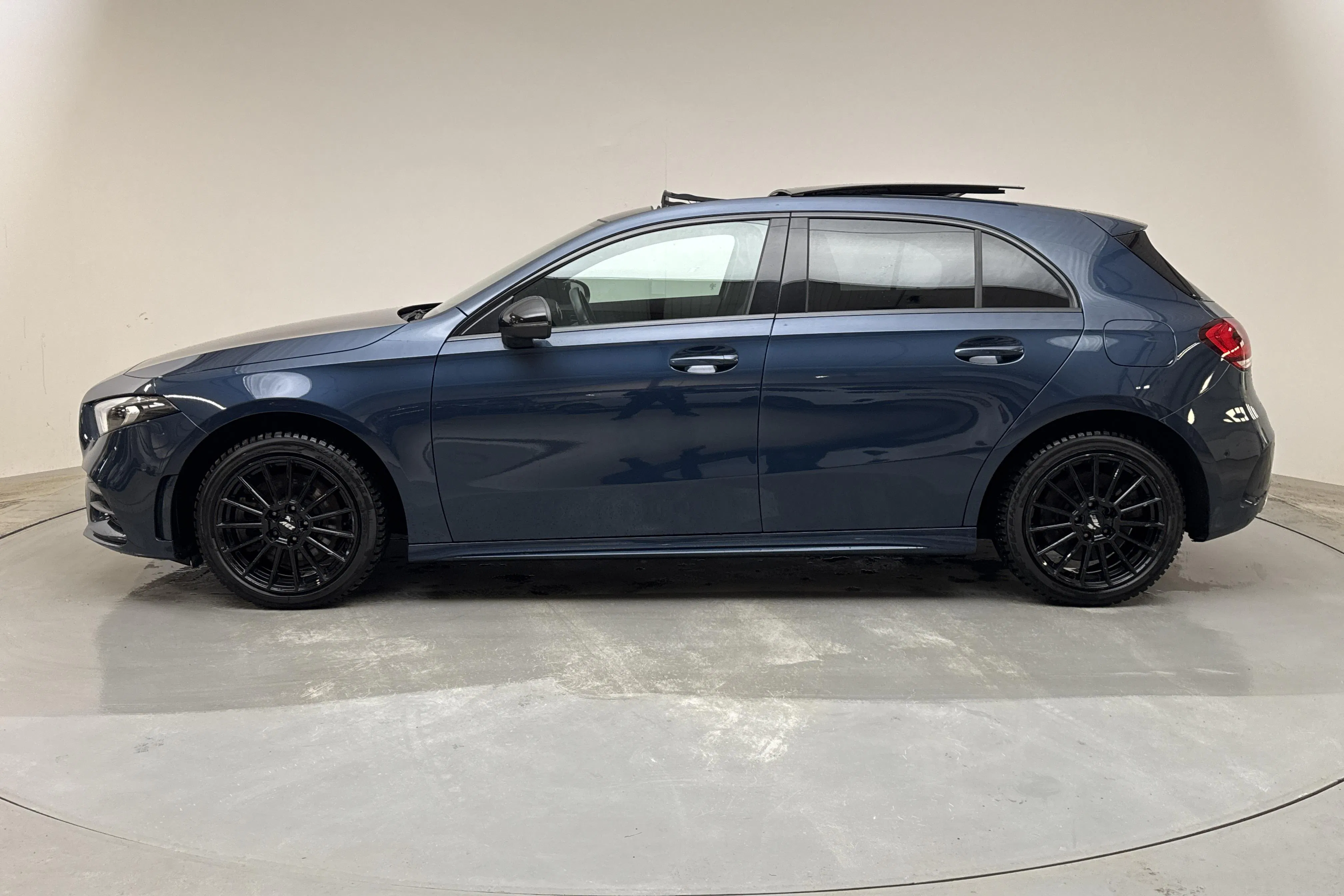 Presentation photo 2 of 22: Mercedes A 250 e 5dr W177 (218hk) - 45 030 km - Automatic - blue - 2023