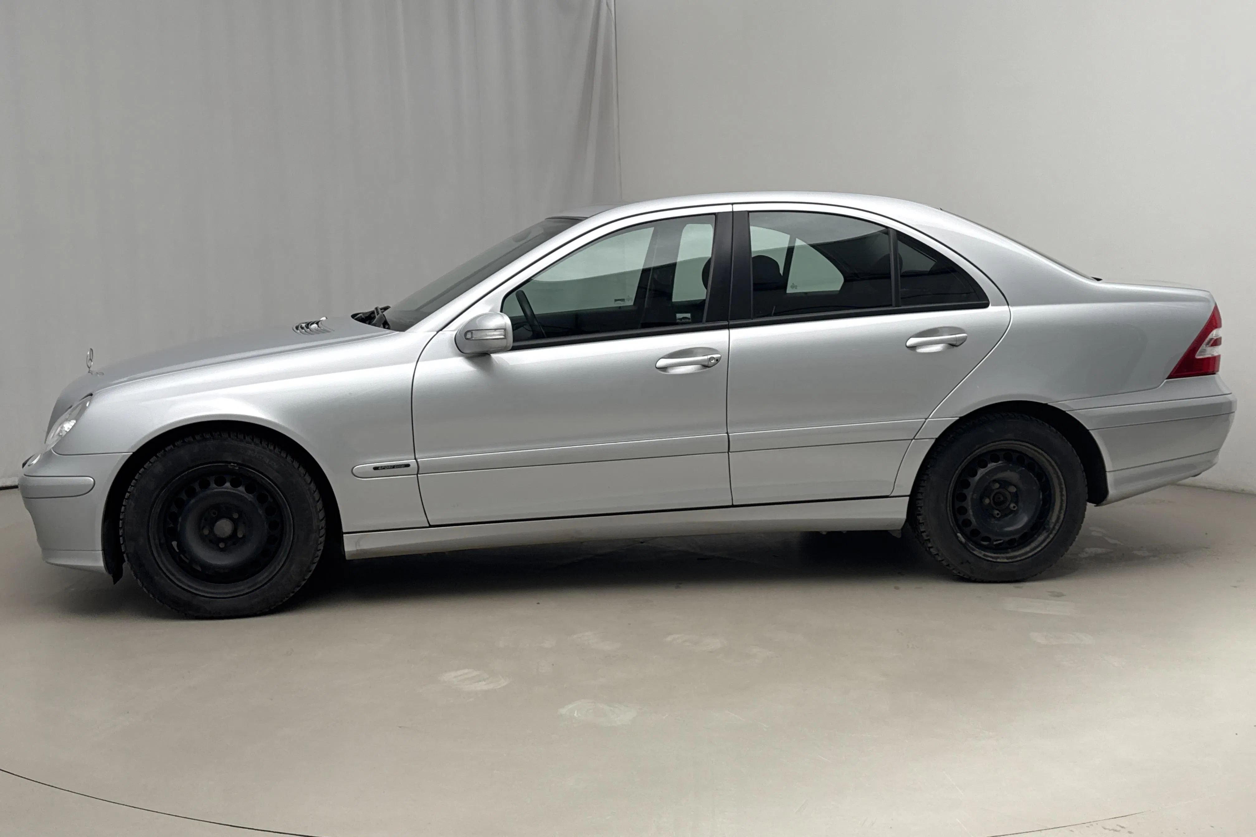 Presentation photo 2 of 16: Mercedes C 180 Kompressor W203 (143hk) - 79 220 km - Automatic - silver - 2005