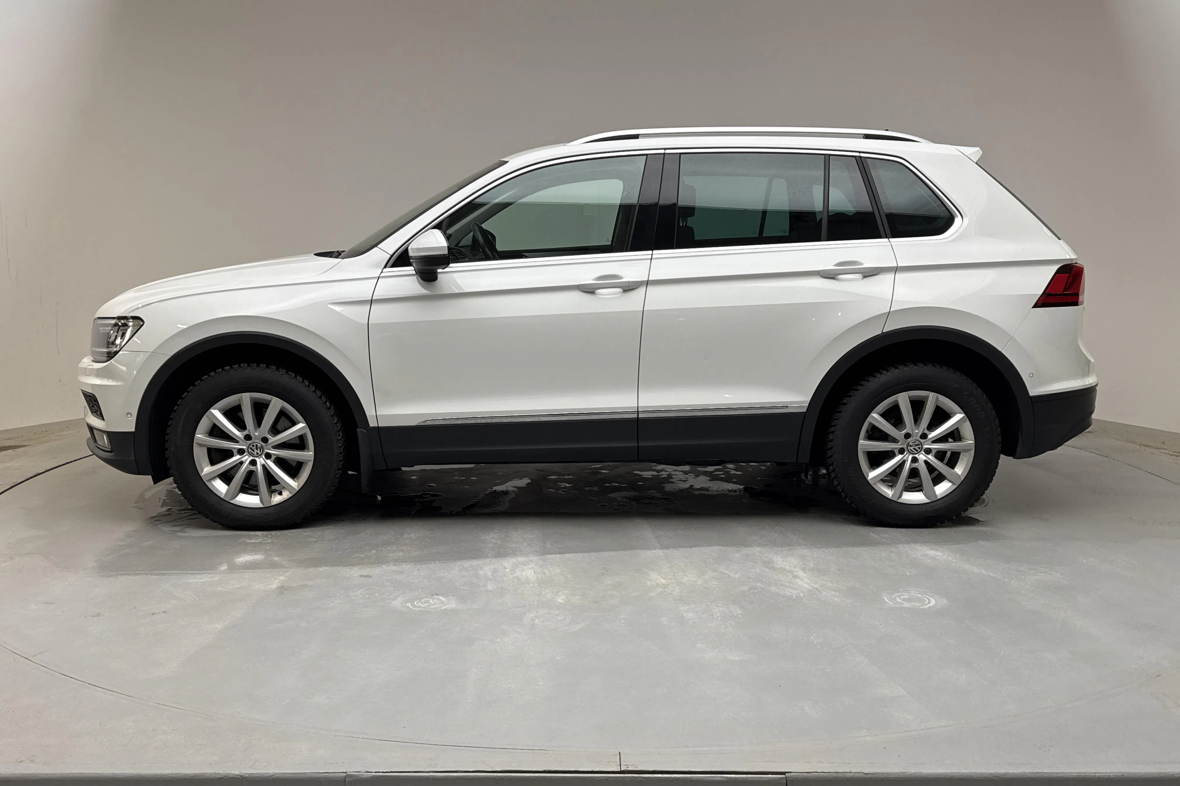 Presentationsfoto 2 av 14: VW Tiguan 2.0 TSI 4MOTION (190hk) - 8 509 mil - Automat - vit - 2020