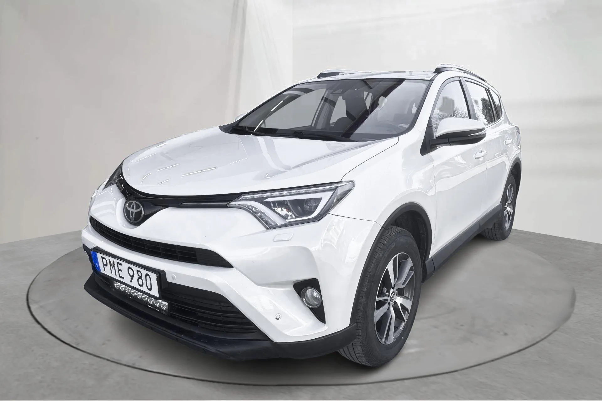 Presentationsfoto 1 av 18: Toyota RAV4 2.0 VVT-i AWD (151hk) - 26 533 mil - Automat - vit - 2017