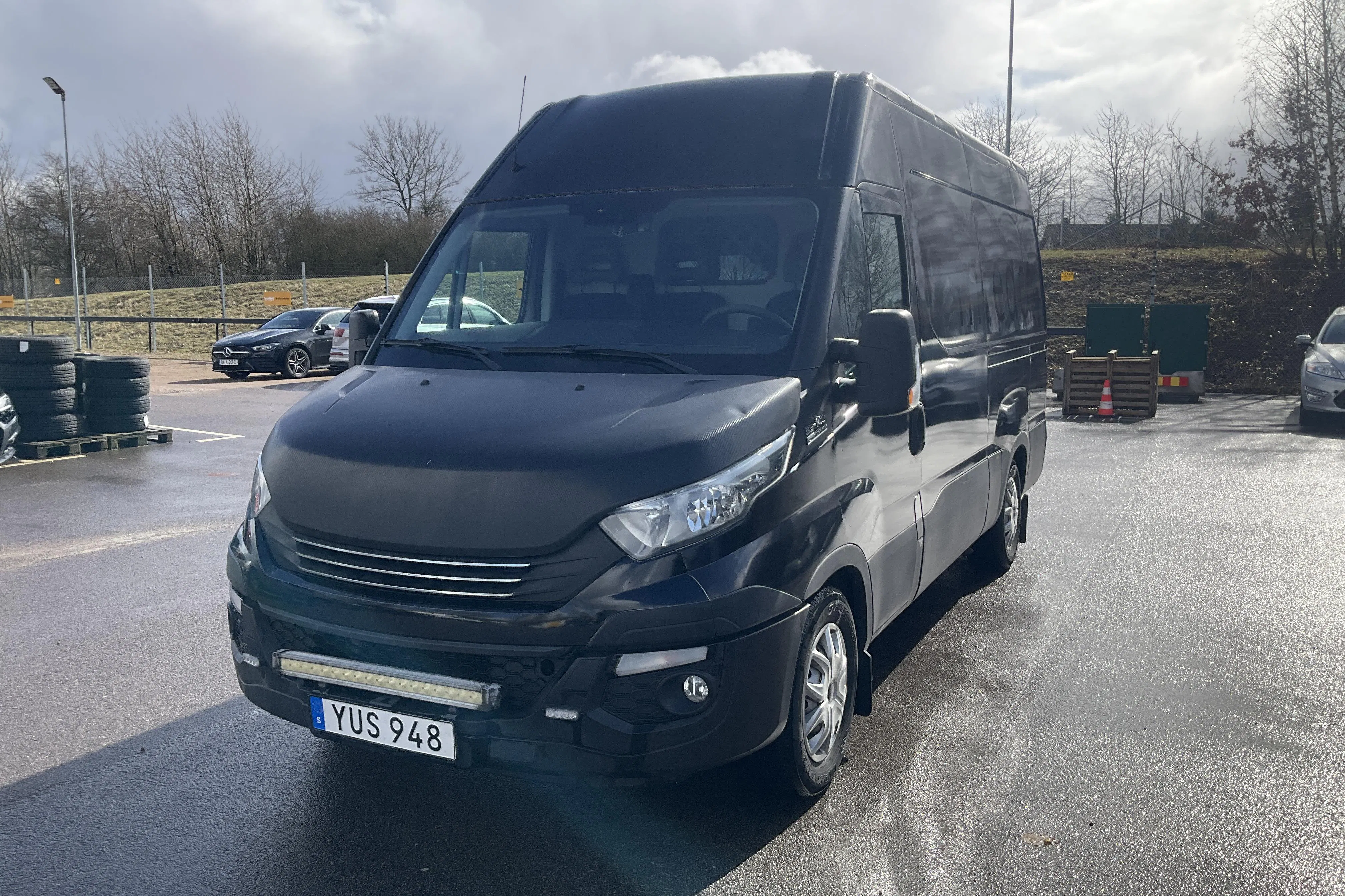 Presentation photo 1 of 15: Iveco Daily 35 2.3 (136hk) - 111 830 km - Automatic - black - 2018