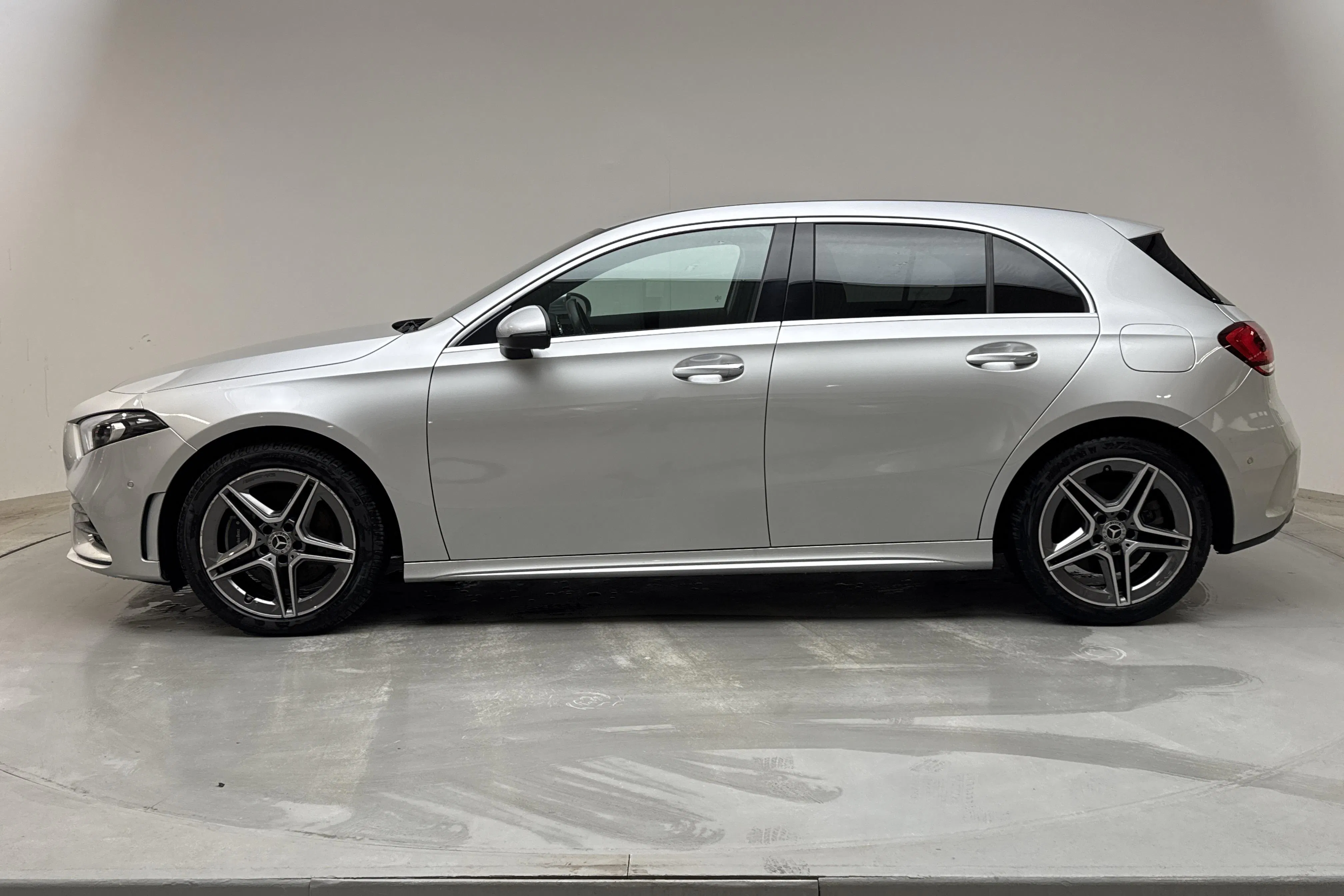 Presentationsfoto 2 av 16: Mercedes A 250 e 5dr W177 (218hk) - 7 465 mil - Automat - silver - 2020