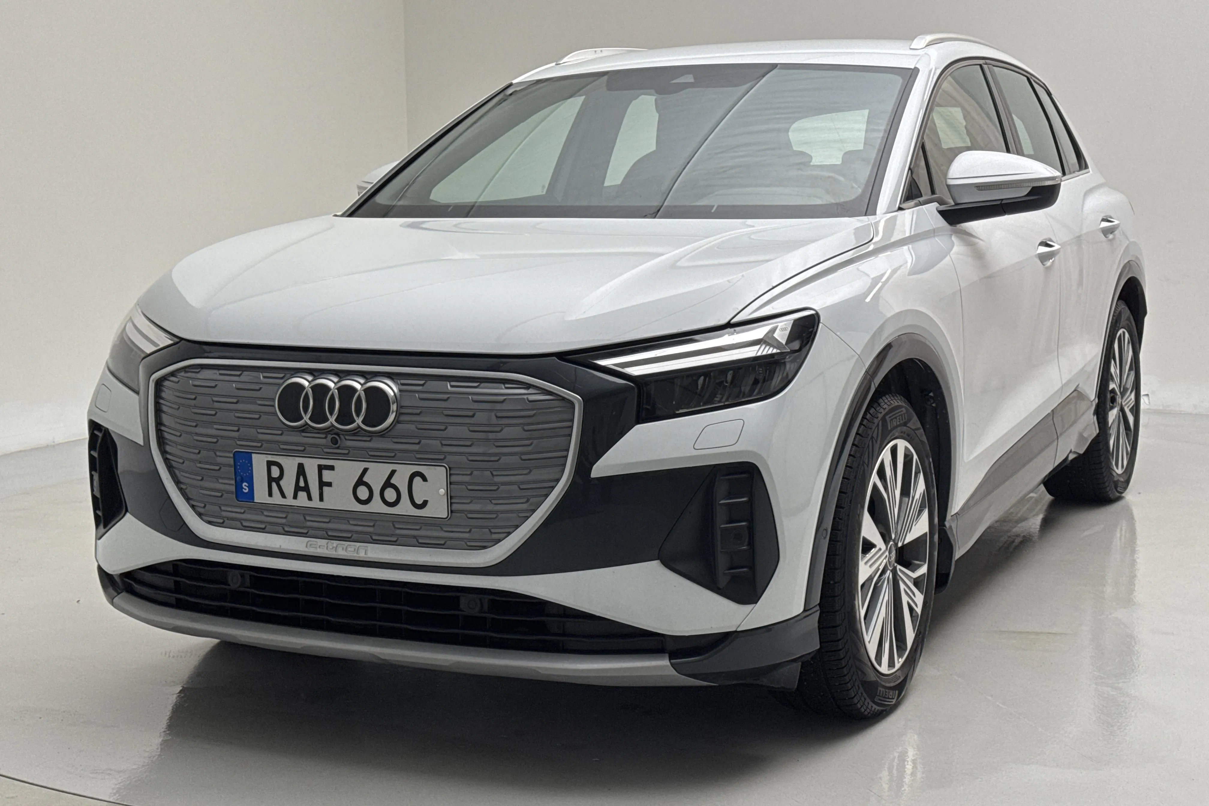 Presentationsfoto 1 av 15: Audi Q4 45 e-tron quattro 77kWh (265hk) - 12 523 mil - Automat - vit - 2023