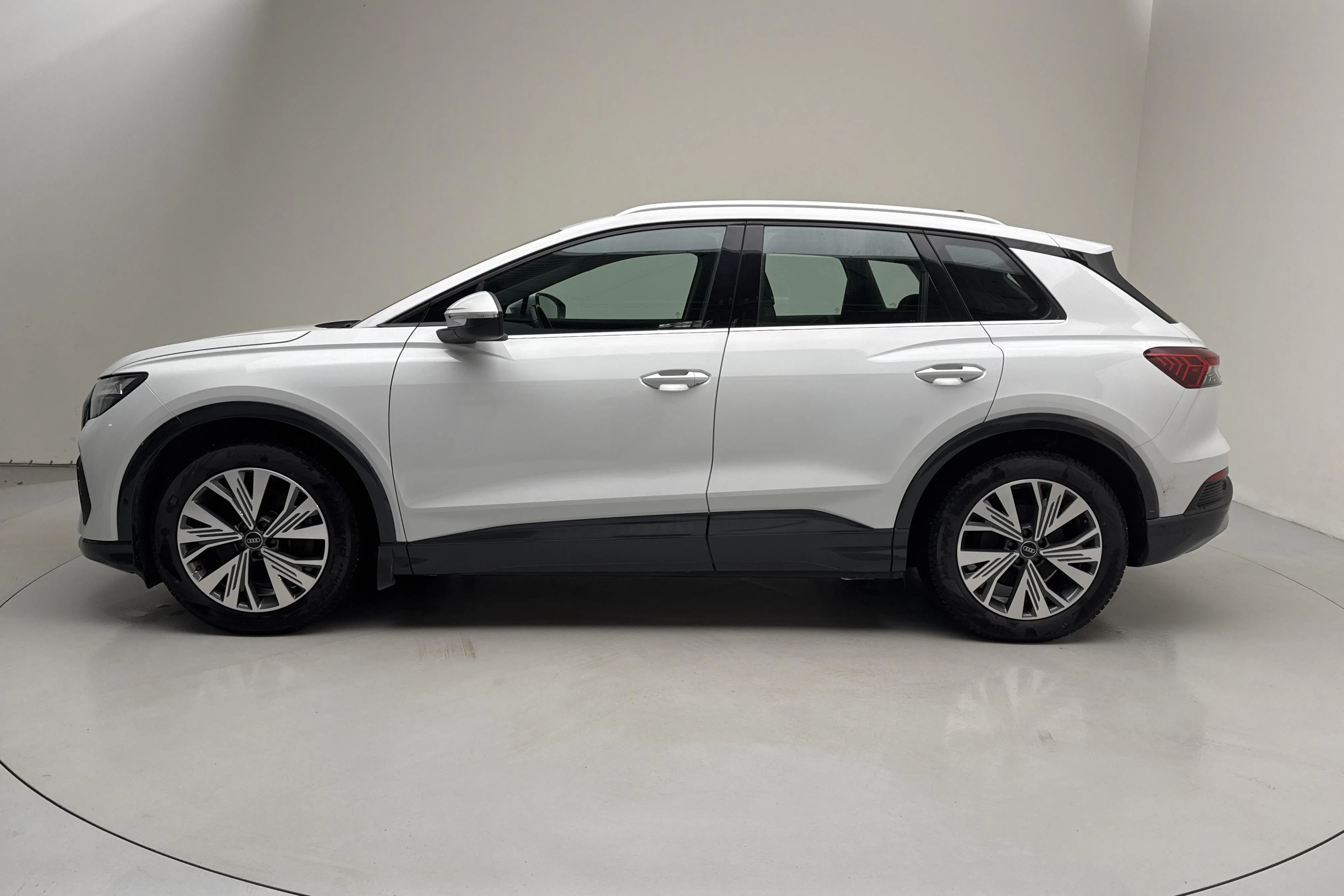 Presentationsfoto 2 av 15: Audi Q4 45 e-tron quattro 77kWh (265hk) - 12 523 mil - Automat - vit - 2023