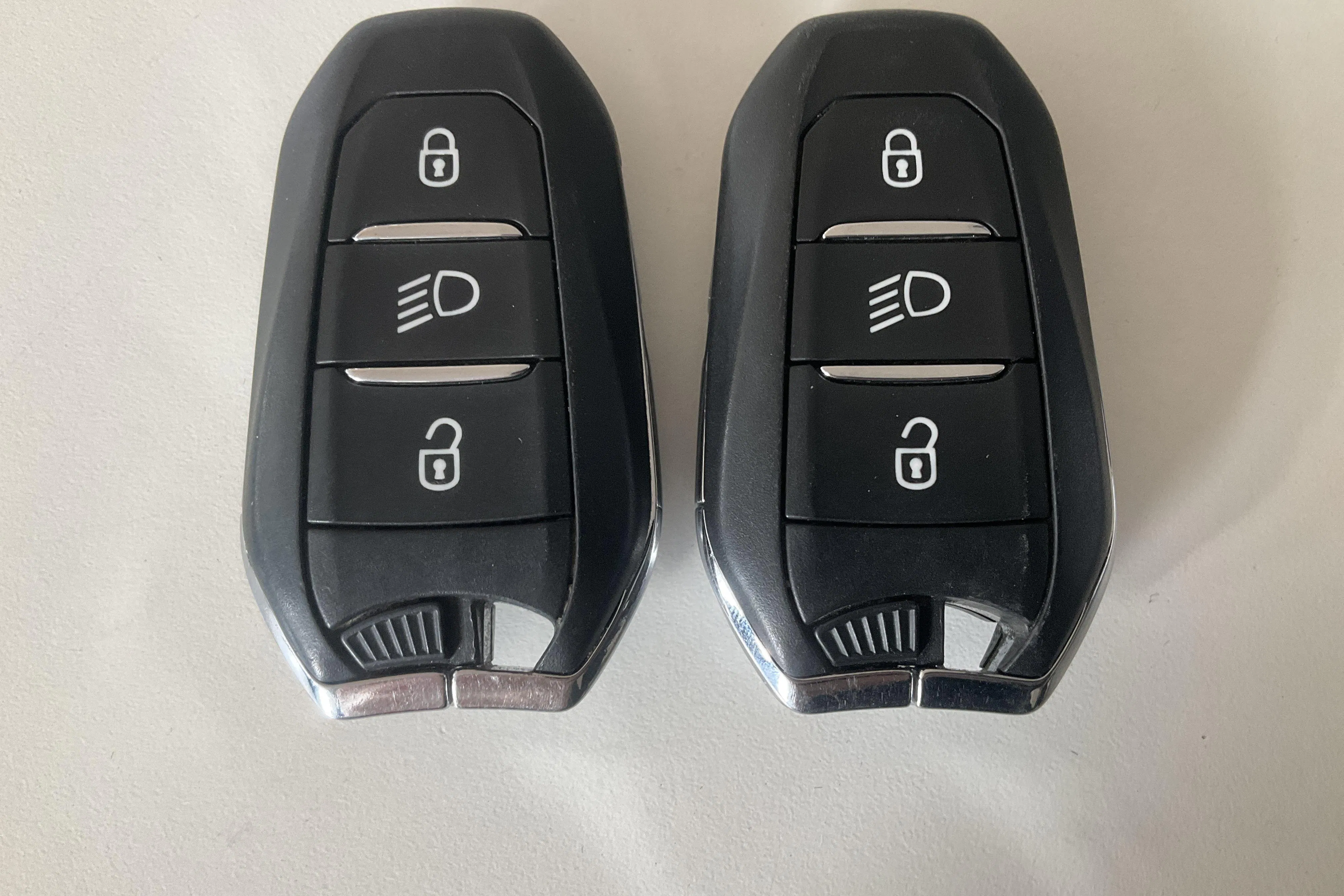 Presentation photo 20 of 20: Peugeot 3008 1.6 Plug-in Hybrid 4 (300hk) - 121 410 km - Automatic - white - 2020