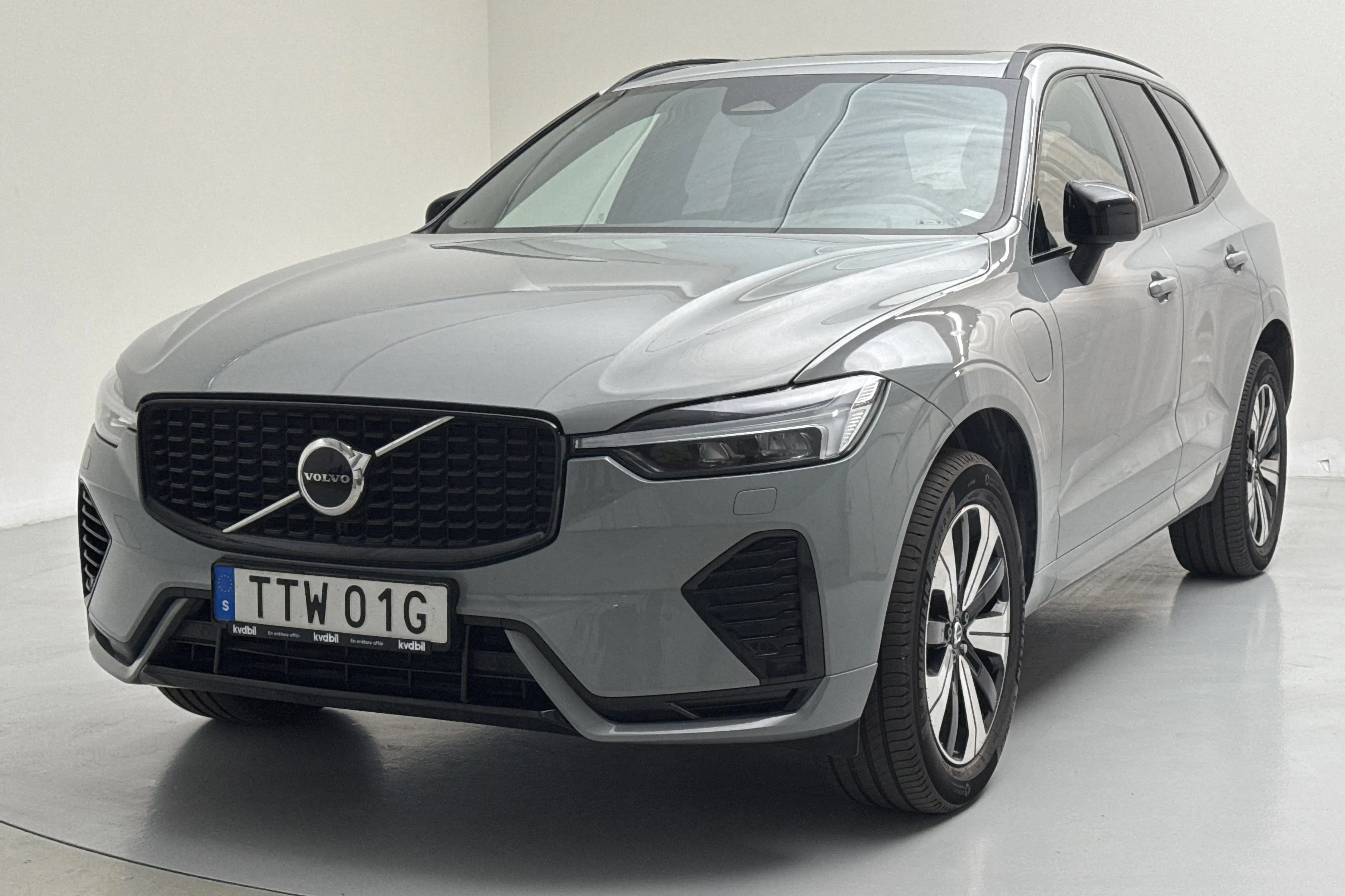 Presentationsfoto 1 av 18: Volvo XC60 T6 AWD Recharge (350hk) - 12 555 mil - Automat - grå - 2024