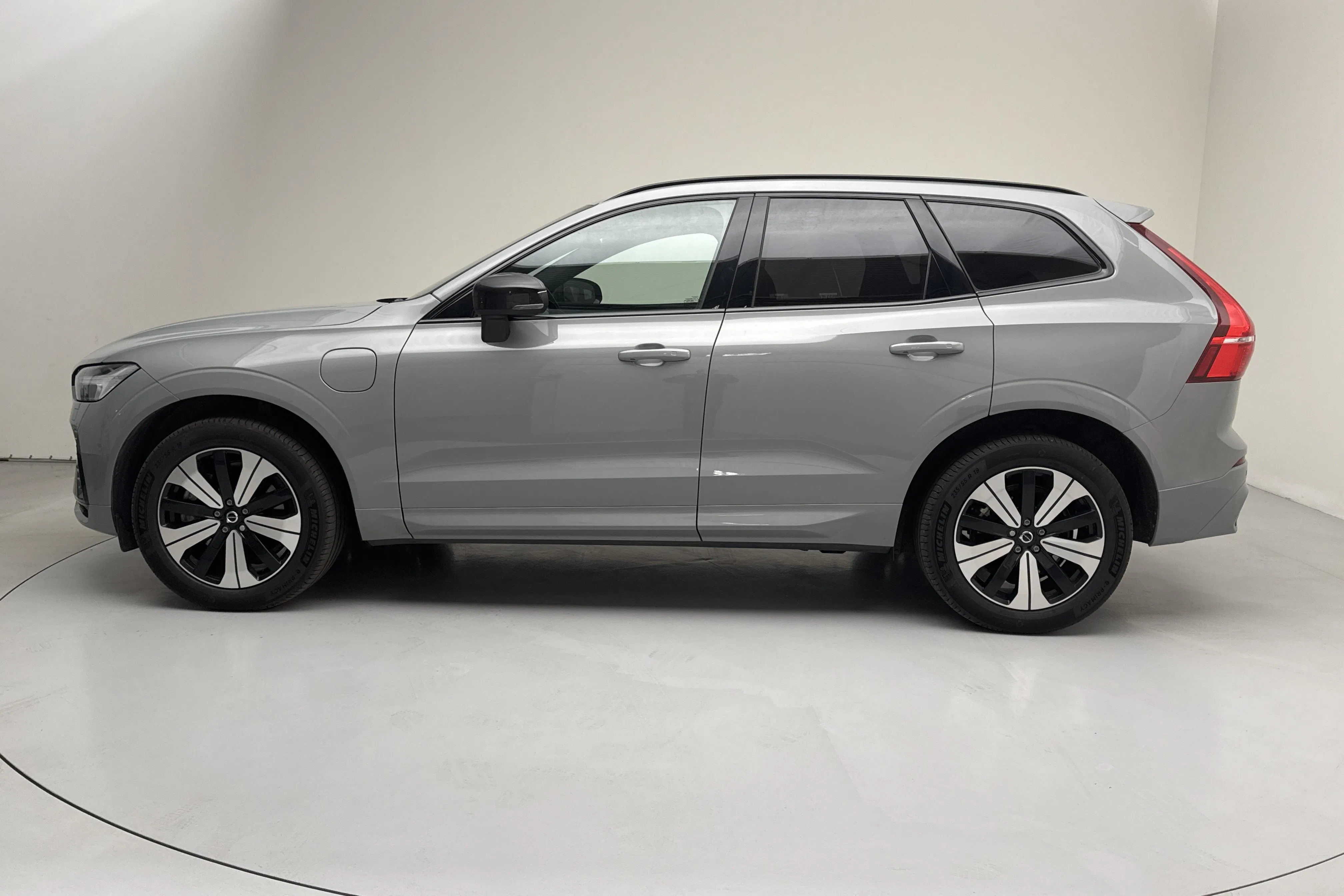 Presentationsfoto 2 av 18: Volvo XC60 T6 AWD Recharge (350hk) - 12 555 mil - Automat - grå - 2024