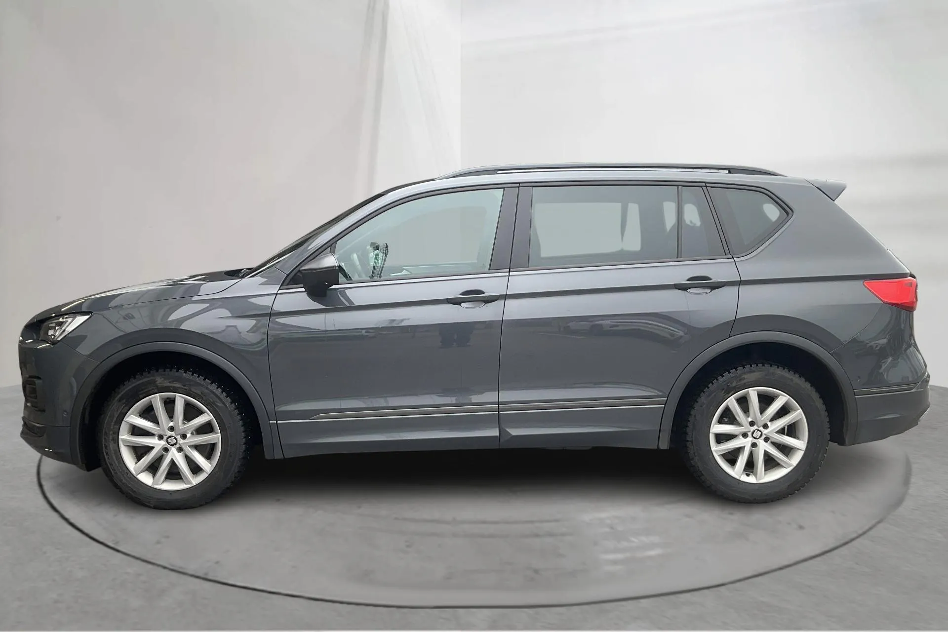 Presentationsfoto 2 av 16: Seat Tarraco 2.0 TDI 4Drive (200hk) - 20 035 mil - Automat - grå - 2022