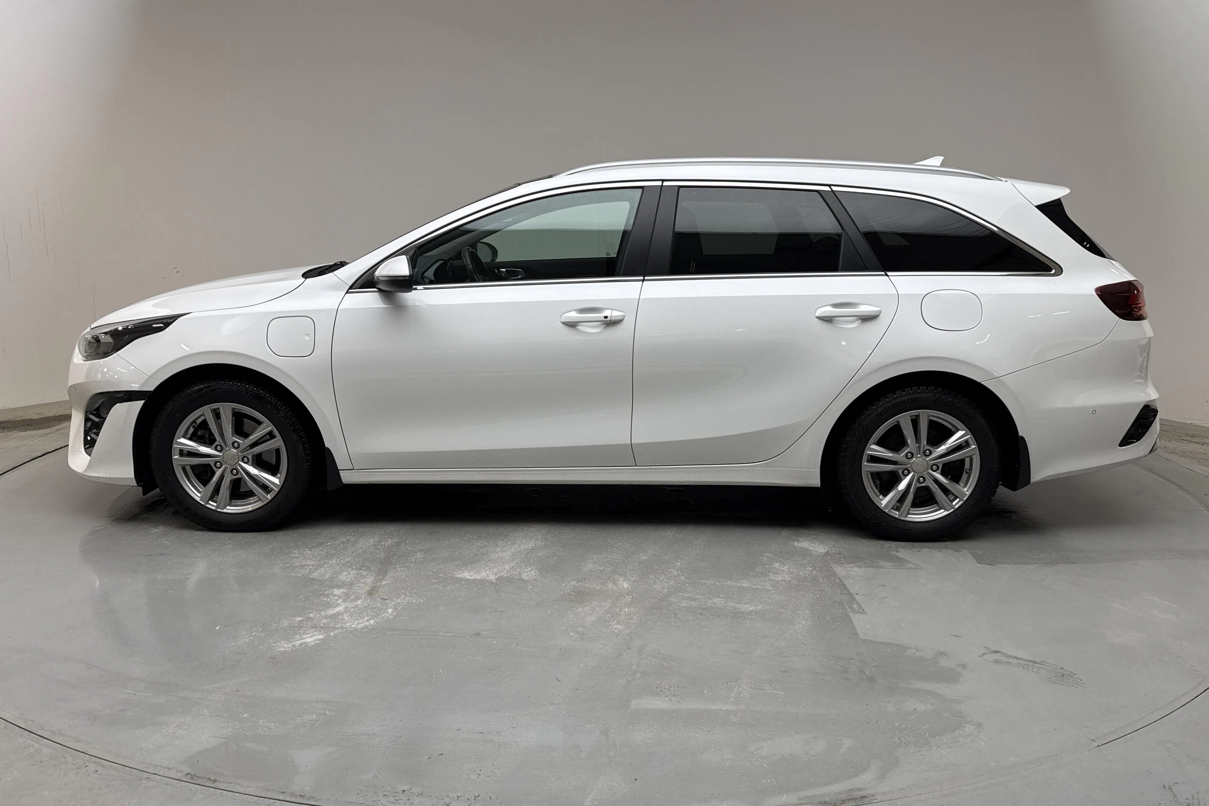 Presentationsfoto 2 av 17: KIA Ceed 1.6 Plug-in Hybrid SW (141hk) - 6 967 mil - Automat - vit - 2023