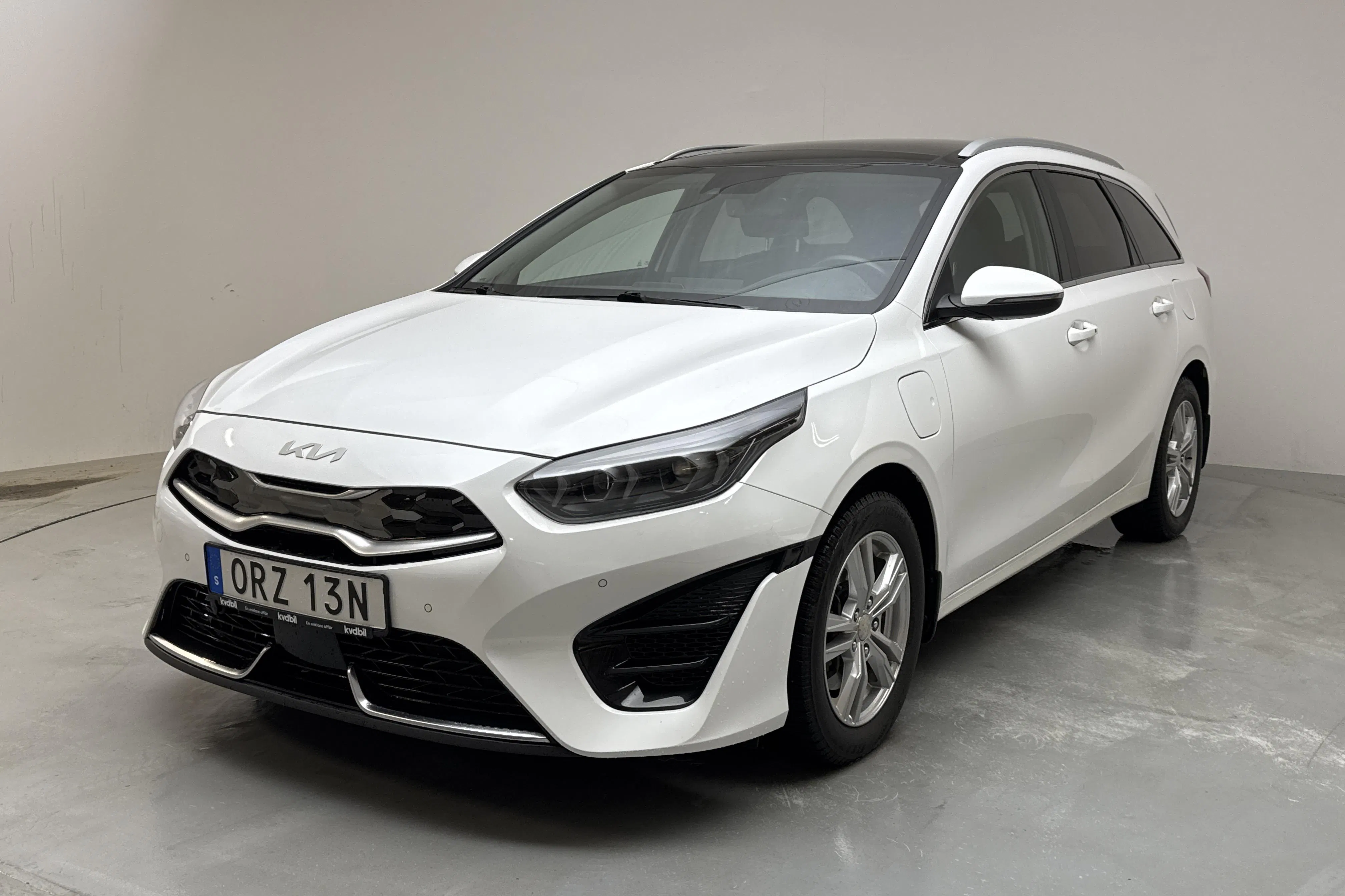 Presentationsfoto 1 av 17: KIA Ceed 1.6 Plug-in Hybrid SW (141hk) - 6 967 mil - Automat - vit - 2023