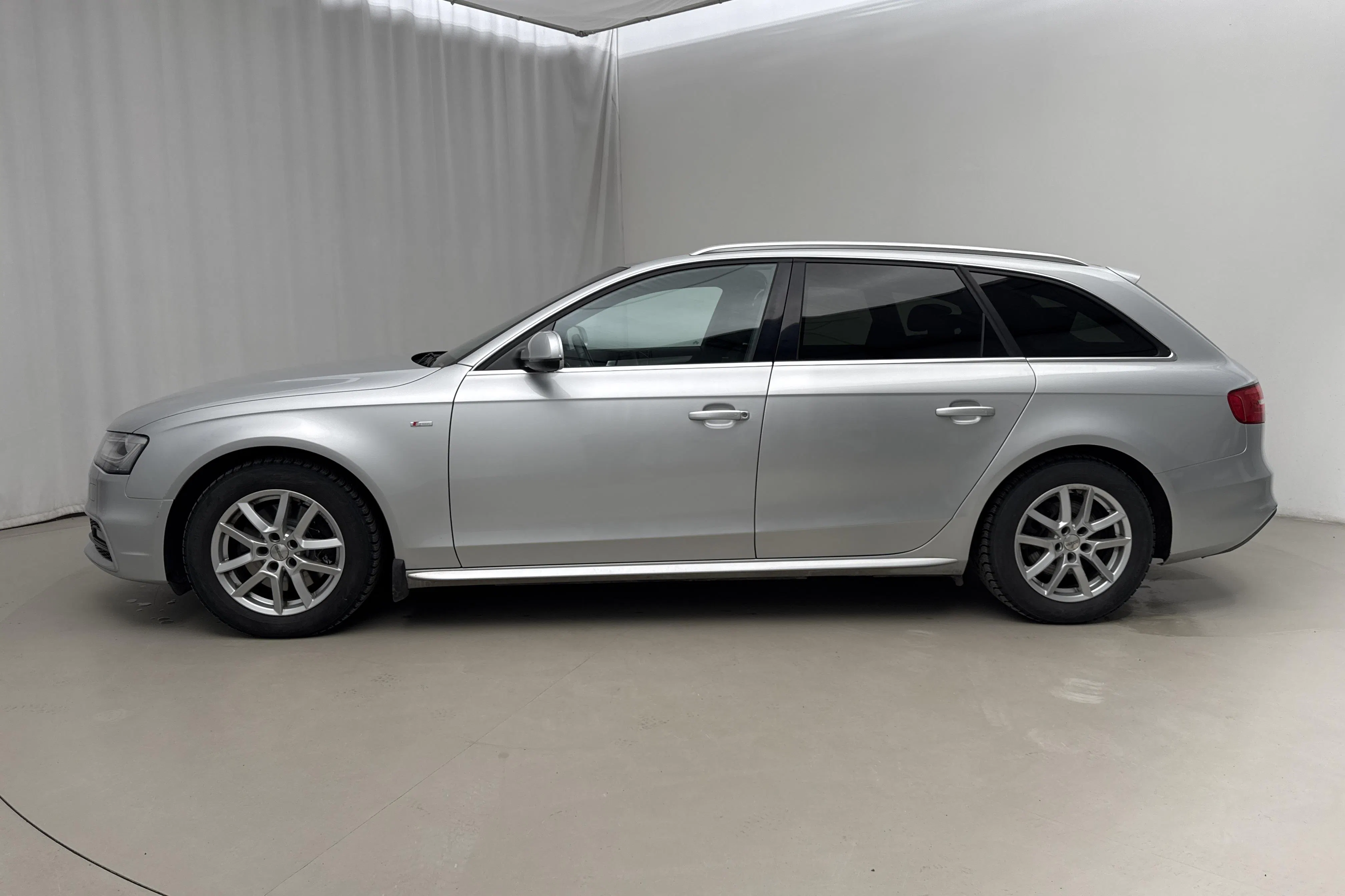 Presentationsfoto 2 av 16: Audi A4 2.0 TDI Avant quattro (177hk) - 8 183 mil - Automat - silver - 2014