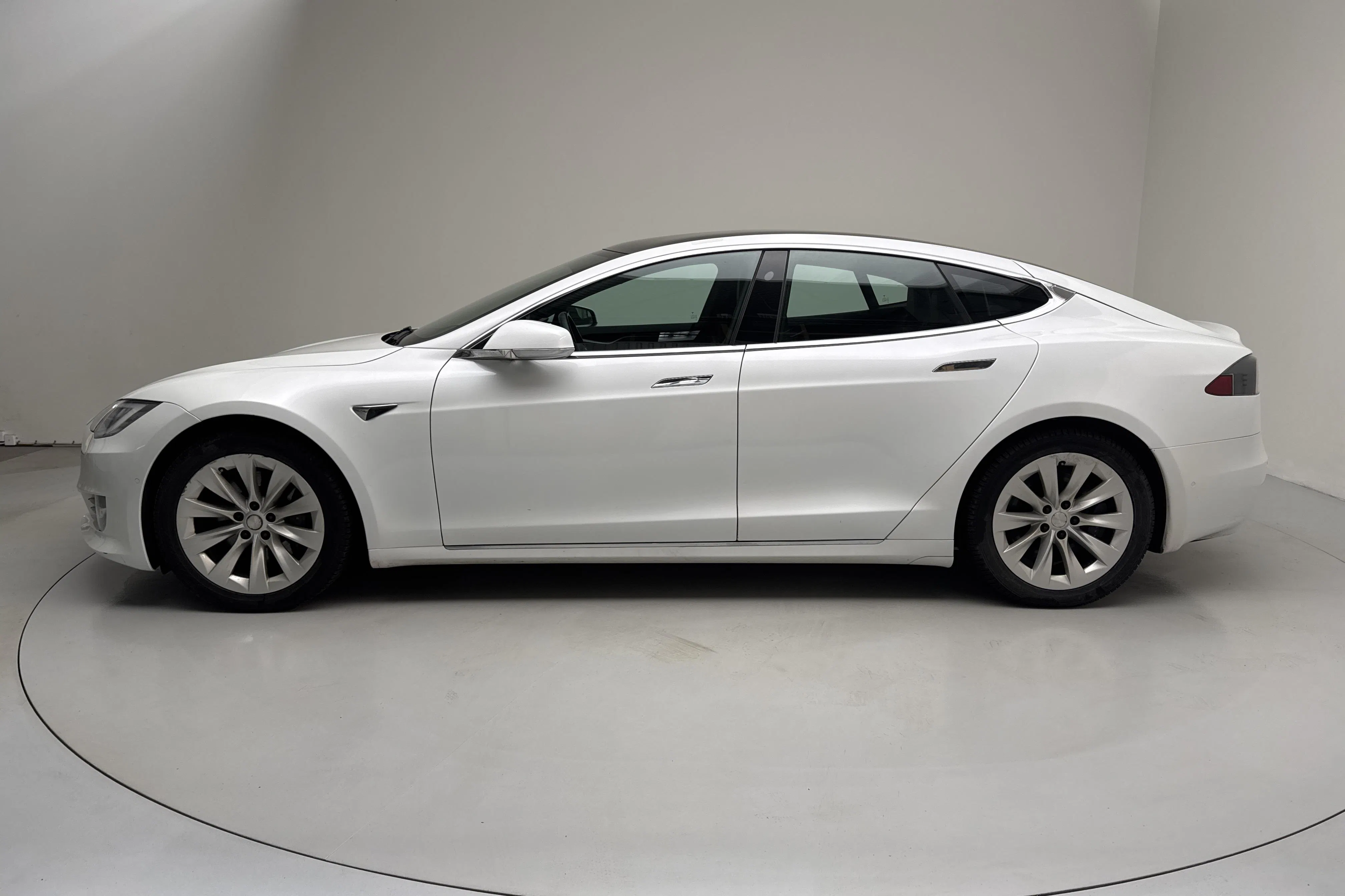 Presentationsfoto 2 av 19: Tesla Model S 100D - 23 699 mil - Automat - vit - 2019