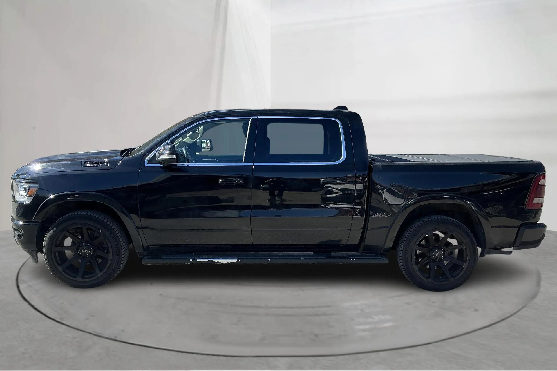 Presentationsfoto 2 av 13: Dodge RAM 1500 5.7 4WD (401hk) - 13 884 mil - Automat - svart - 2019