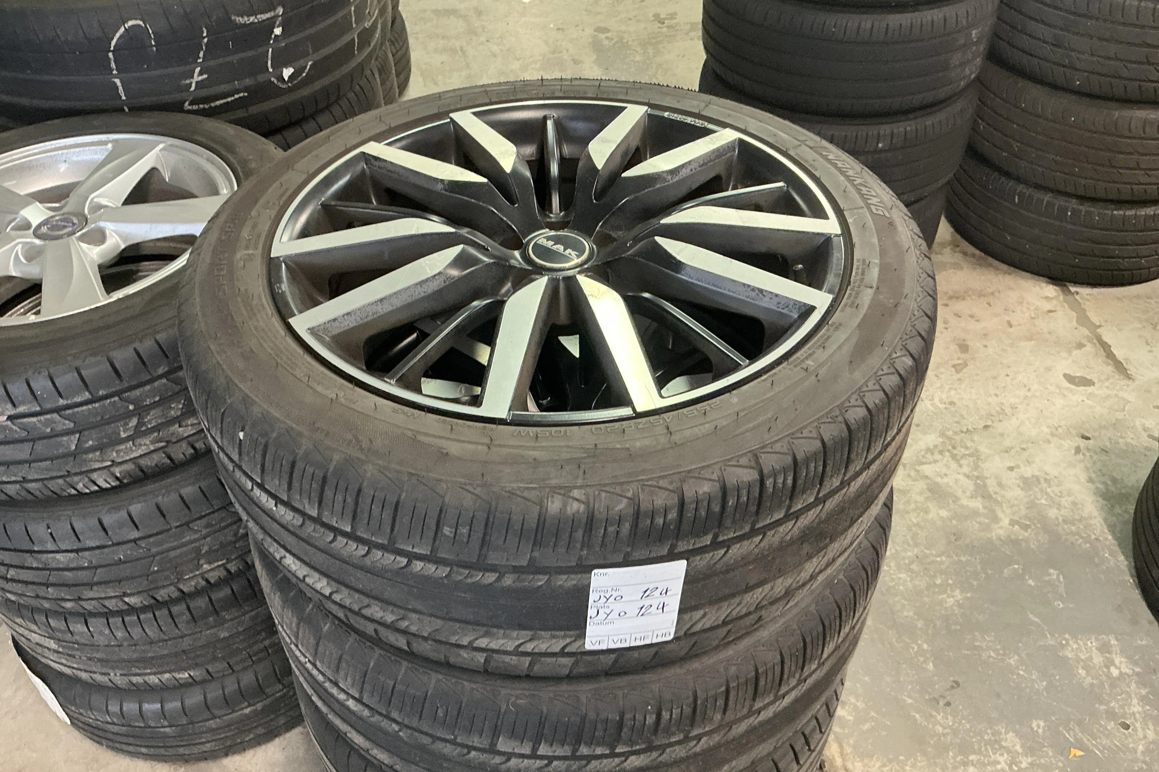 Presentationsfoto 16 av 16: Volvo XC60 D4 2WD (190hk) - 26 613 mil - Automat - vit - 2016