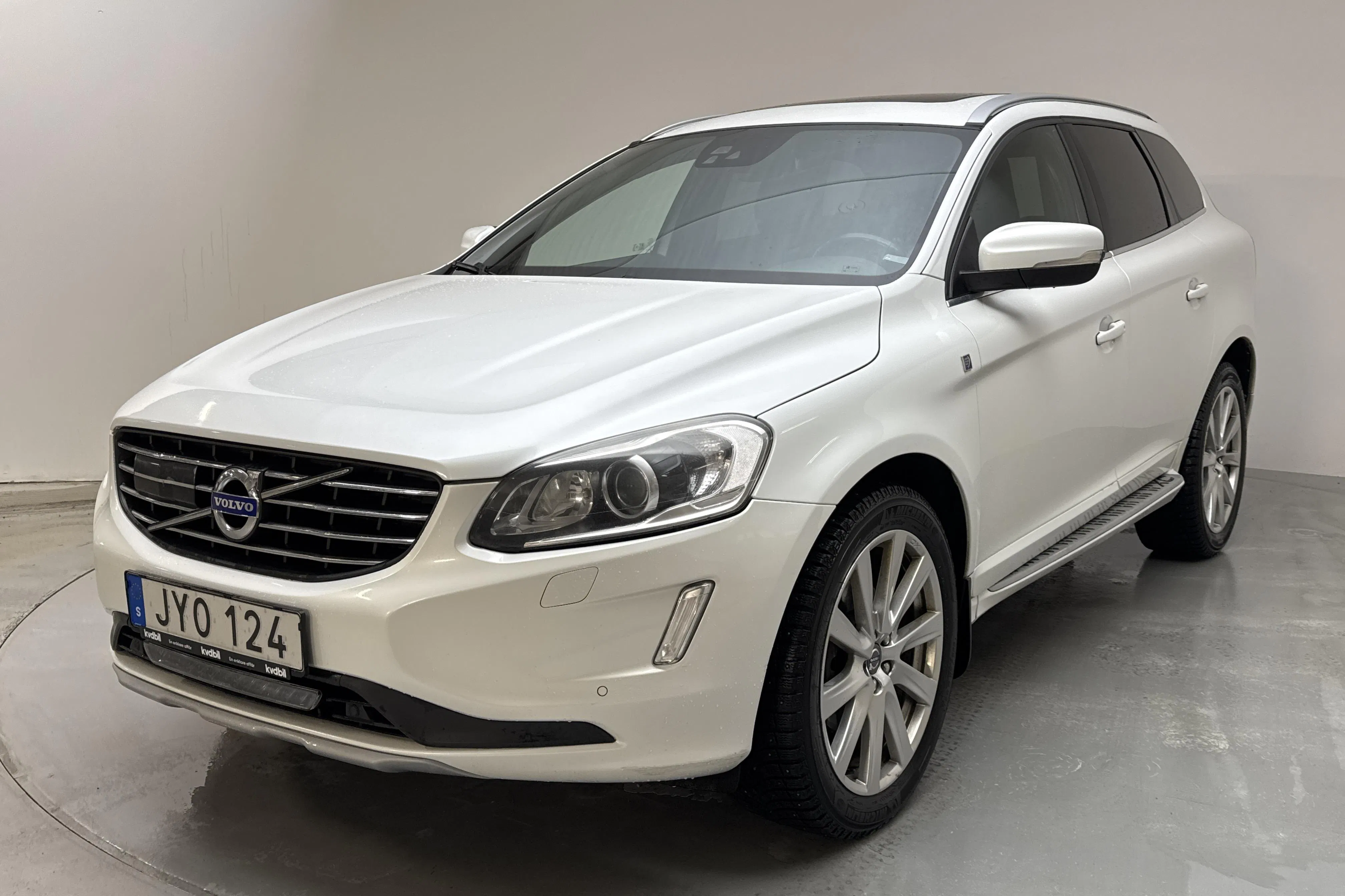 Presentationsfoto 1 av 16: Volvo XC60 D4 2WD (190hk) - 26 613 mil - Automat - vit - 2016