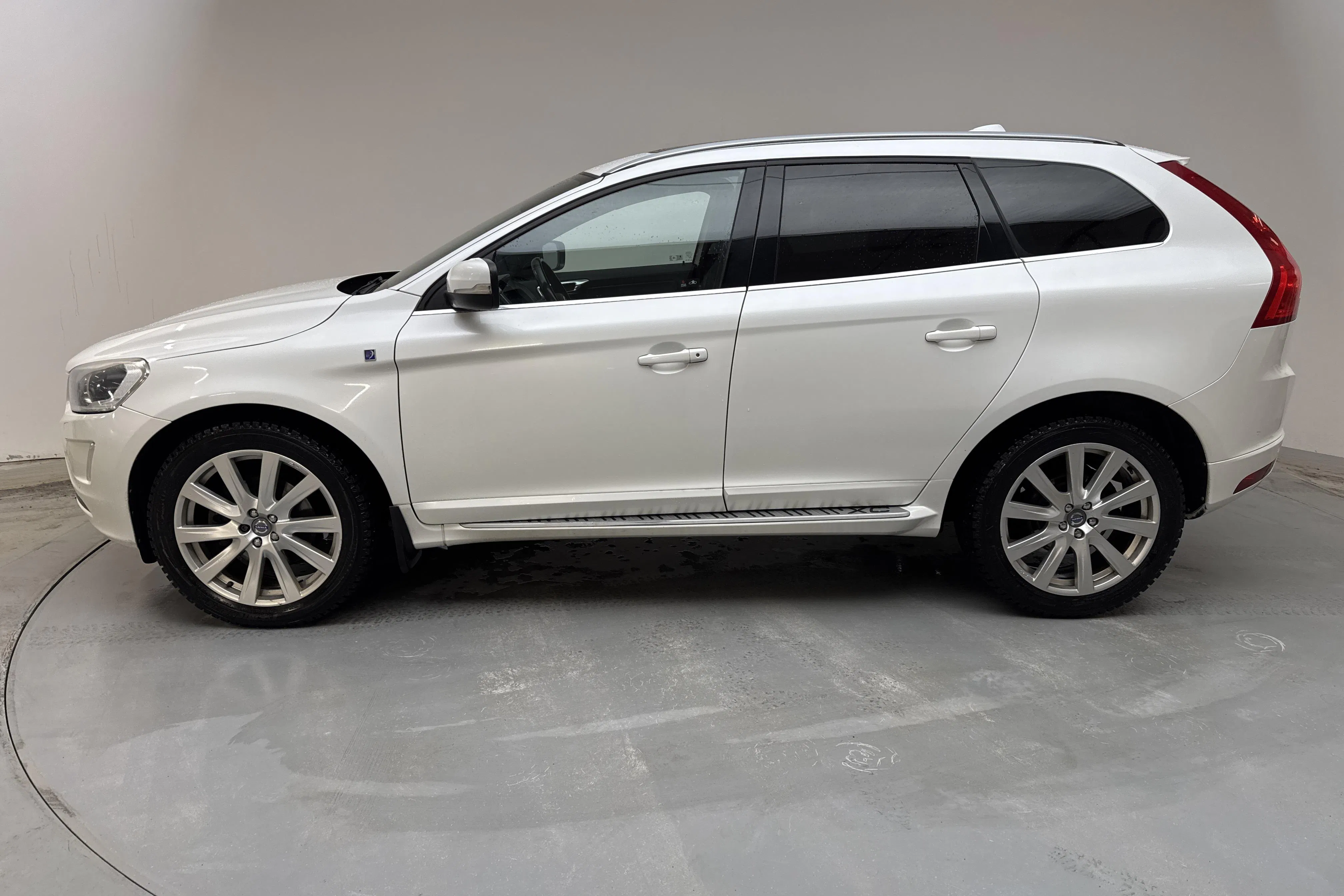 Presentationsfoto 2 av 16: Volvo XC60 D4 2WD (190hk) - 26 613 mil - Automat - vit - 2016