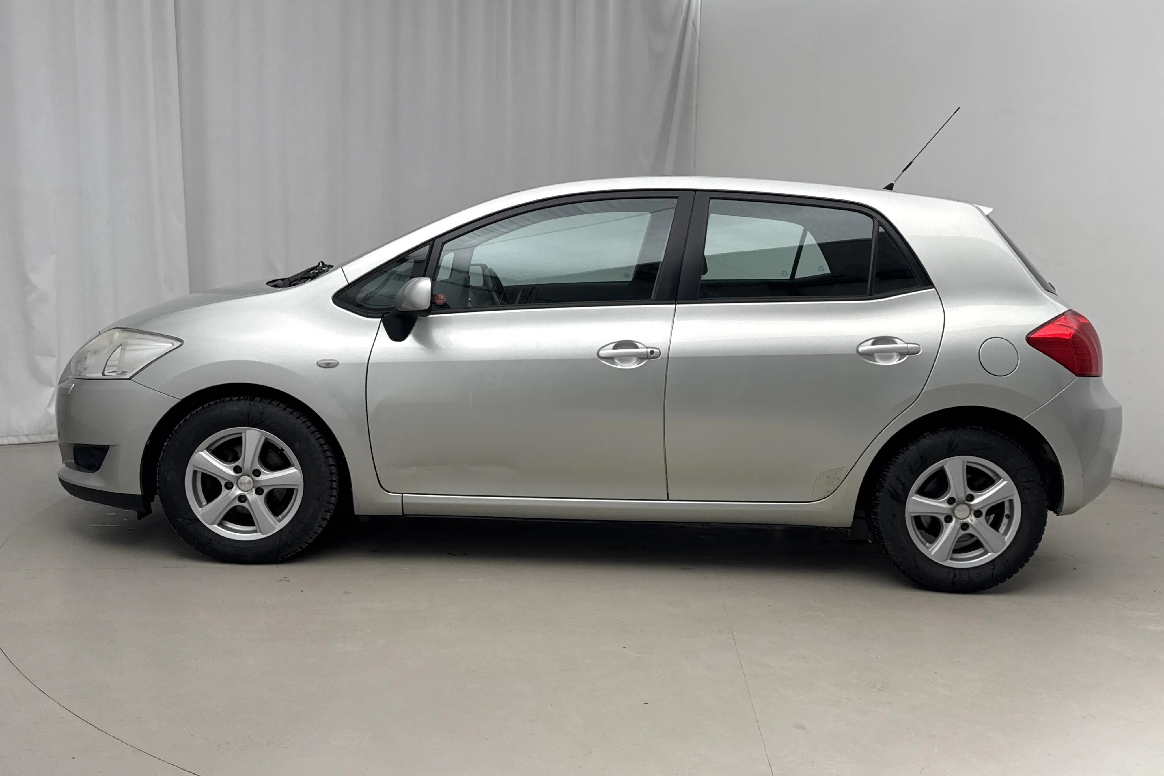 Presentationsfoto 2 av 14: Toyota Auris 1.4 D-4D 5dr (90hk) - 17 063 mil - Manuell - silver - 2008