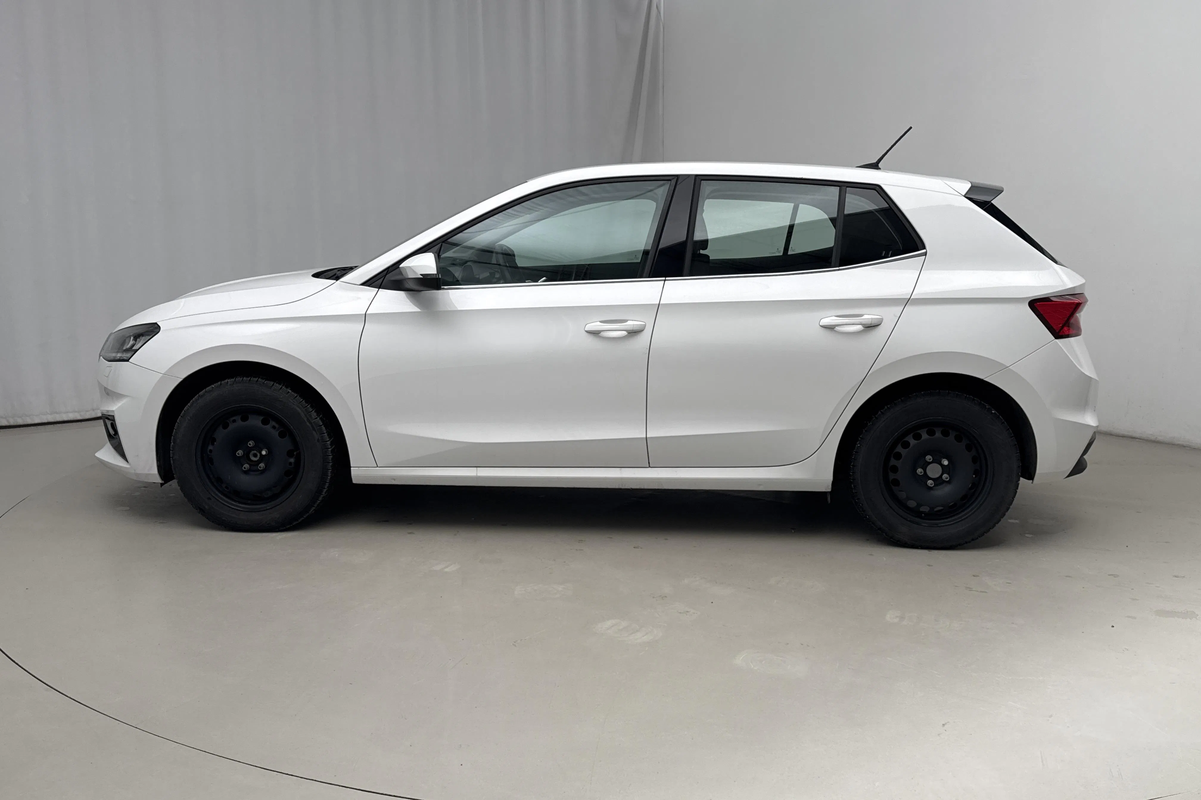 Presentationsfoto 2 av 16: Skoda Fabia 1.0 TSI (110hk) - 1 025 mil - Automat - vit - 2022