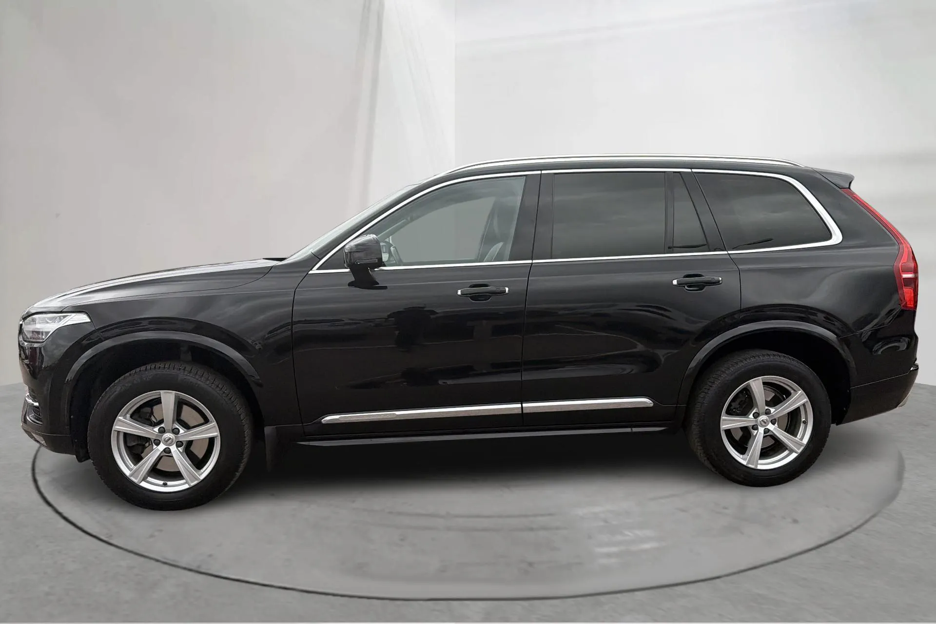 Presentationsfoto 2 av 21: Volvo XC90 D5 AWD (235hk) - 15 435 mil - Automat - svart - 2019
