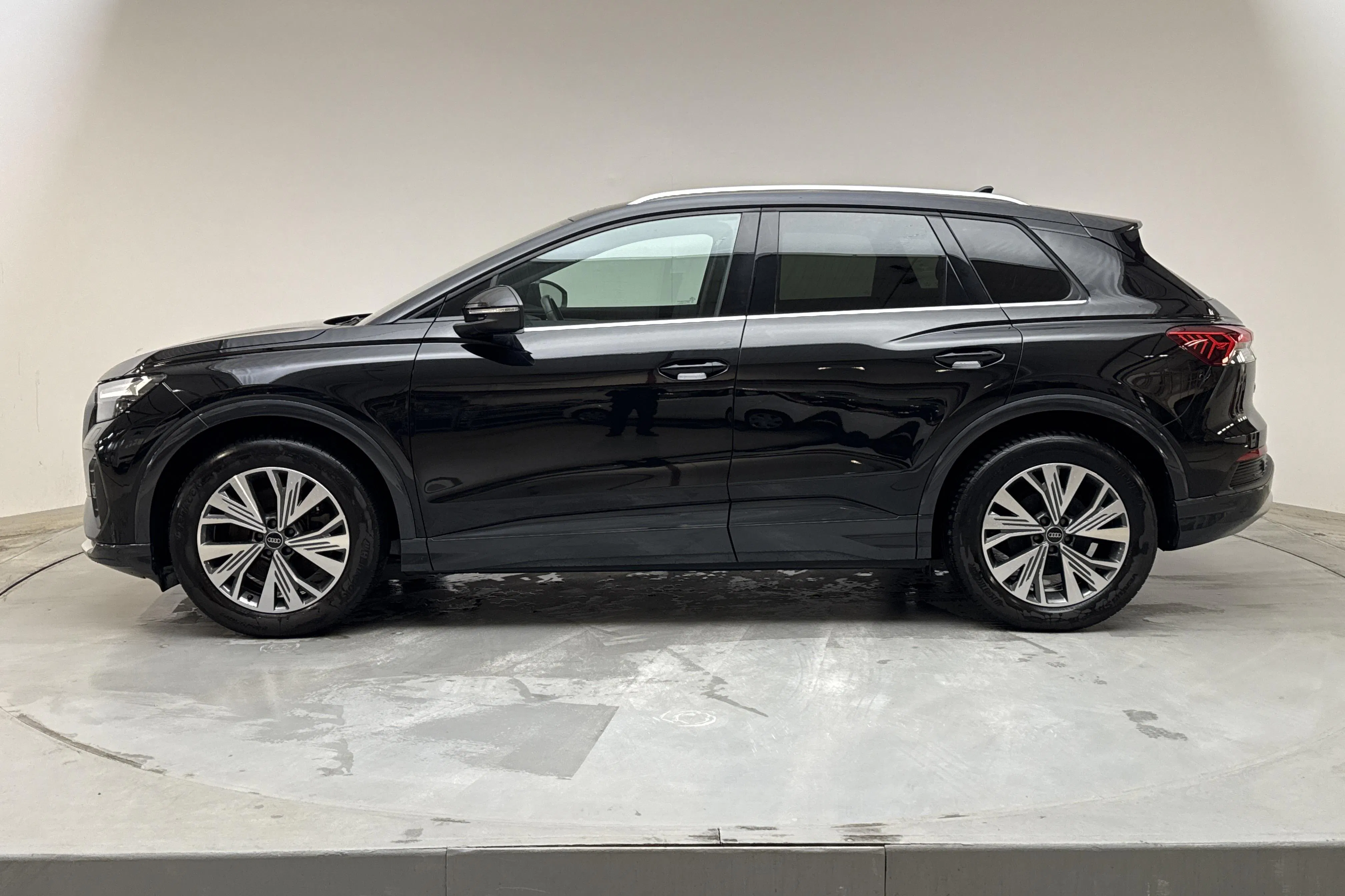 Presentationsfoto 2 av 19: Audi Q4 45 e-tron 82kWh (286hk) - 3 940 mil - Automat - svart - 2024