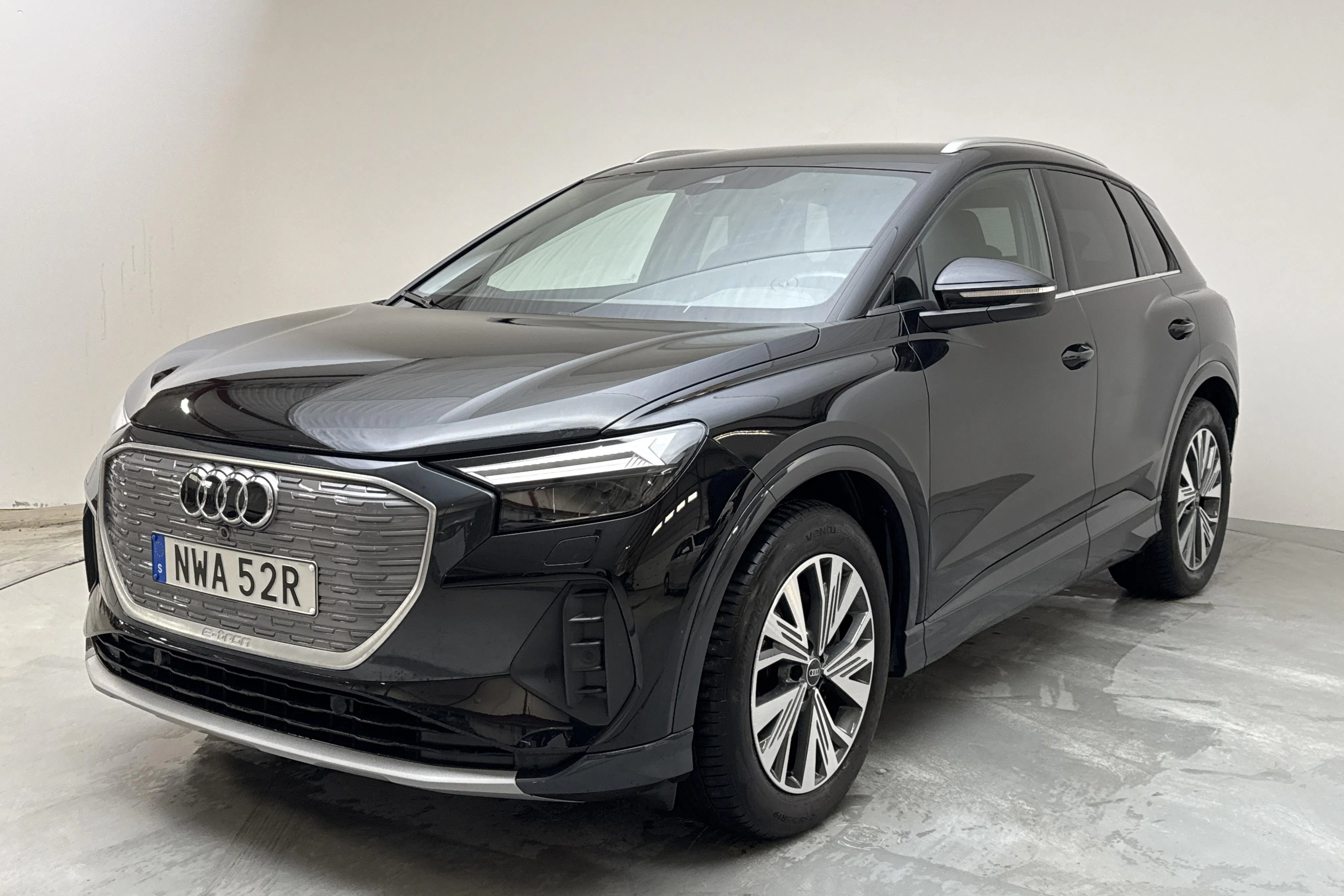 Presentationsfoto 1 av 19: Audi Q4 45 e-tron 82kWh (286hk) - 3 940 mil - Automat - svart - 2024
