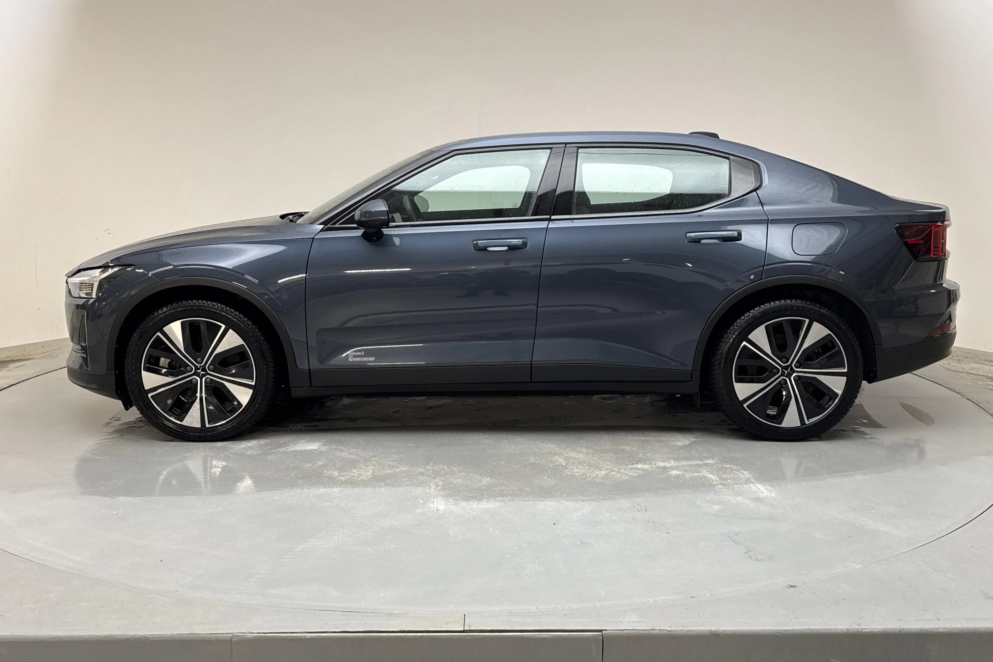 Presentationsfoto 2 av 22: Polestar 2 Long range Dual motor (415hk) - 6 556 mil - Automat - Dark Blue - 2024