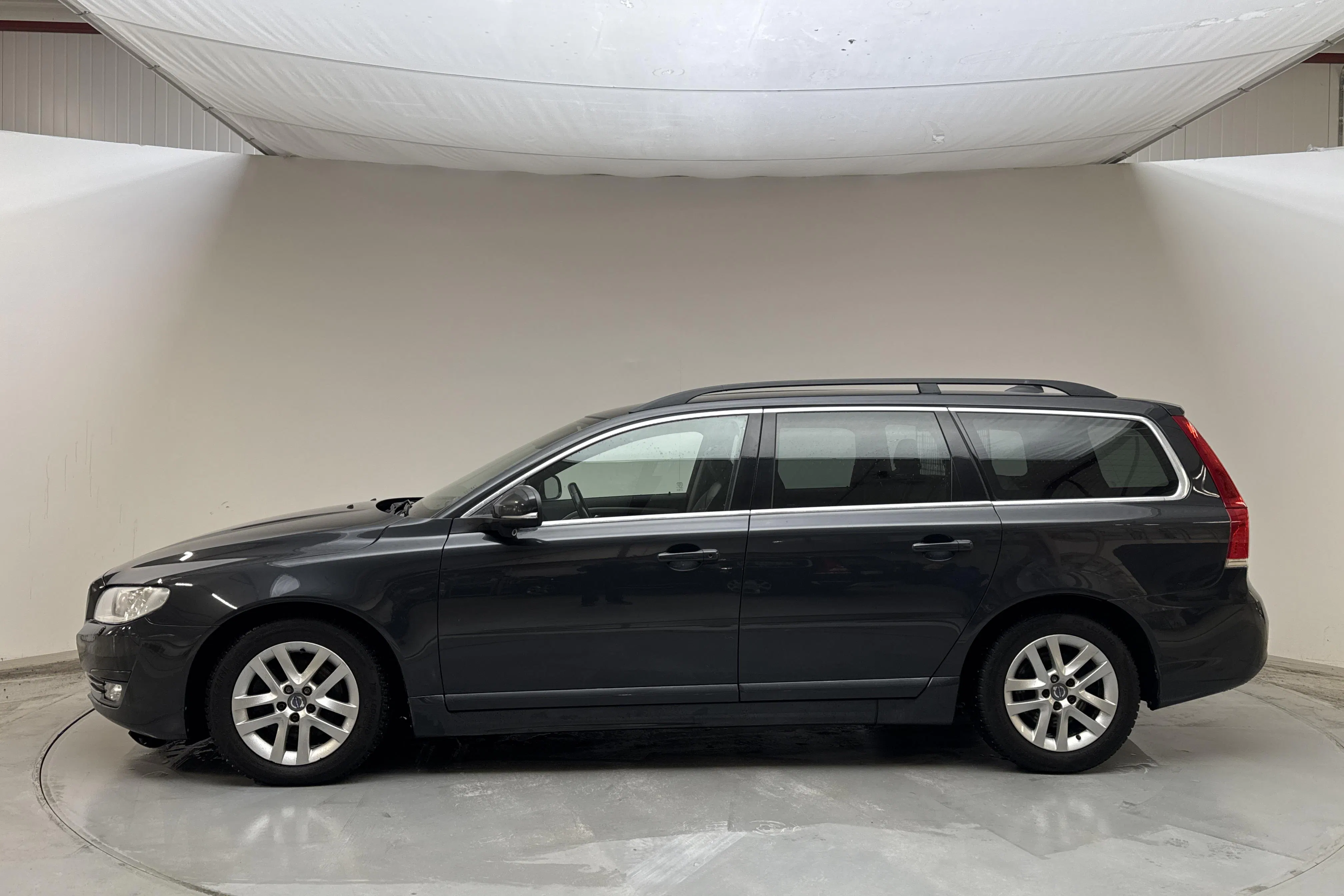 Presentationsfoto 2 av 15: Volvo V70 II D2 (115hk) - 19 348 mil - Automat - grå - 2015