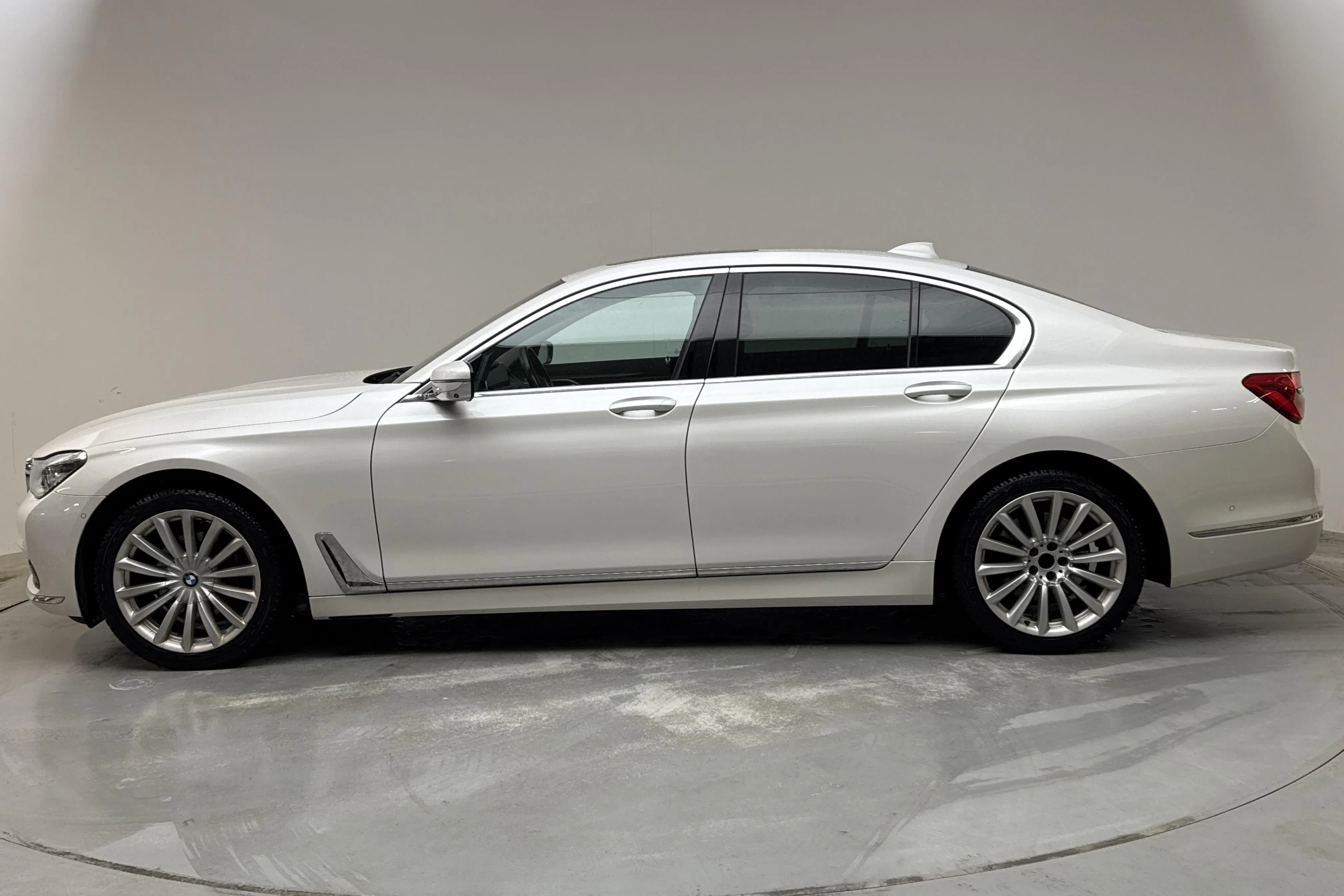 Presentation photo 2 of 16: BMW 730d Sedan, G11 (265hk) - 151 370 km - Automatic - white - 2019