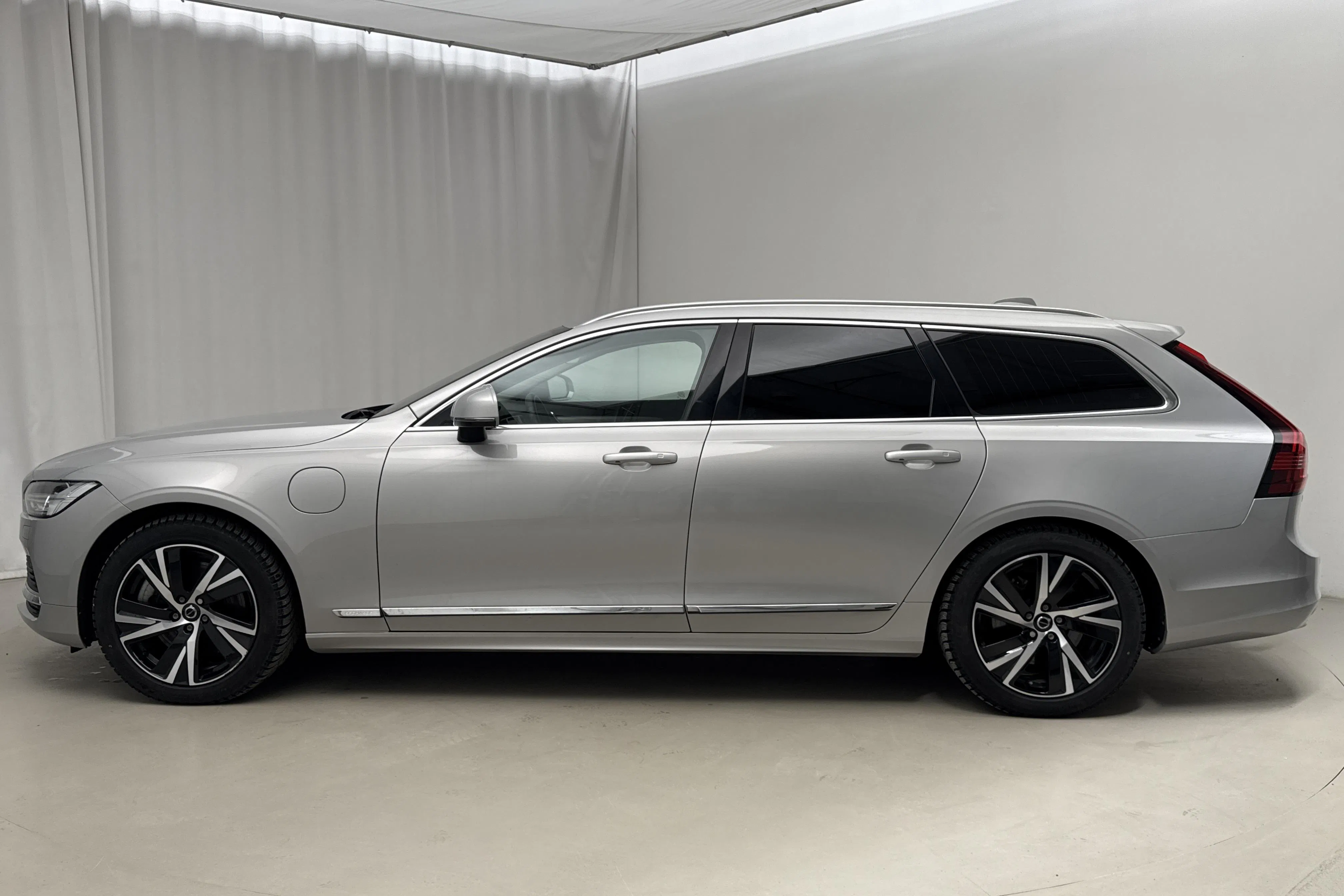 Presentationsfoto 2 av 31: Volvo V90 T6 AWD Recharge (350hk) - 4 393 mil - Automat - silver - 2023
