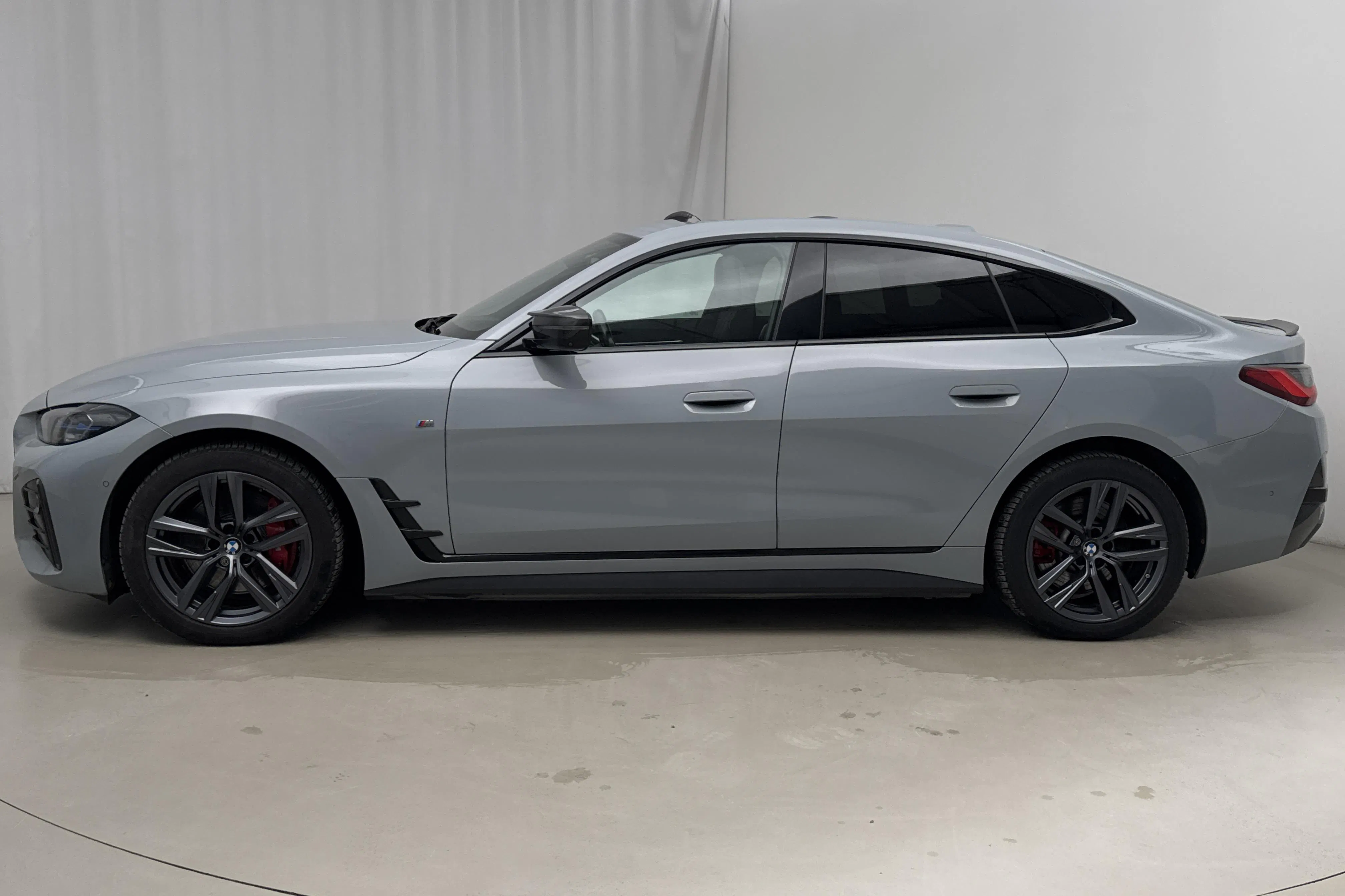 Presentationsfoto 2 av 23: BMW i4 M50 xDrive, G26 (544hk) - 14 100 mil - Automat - grå - 2022