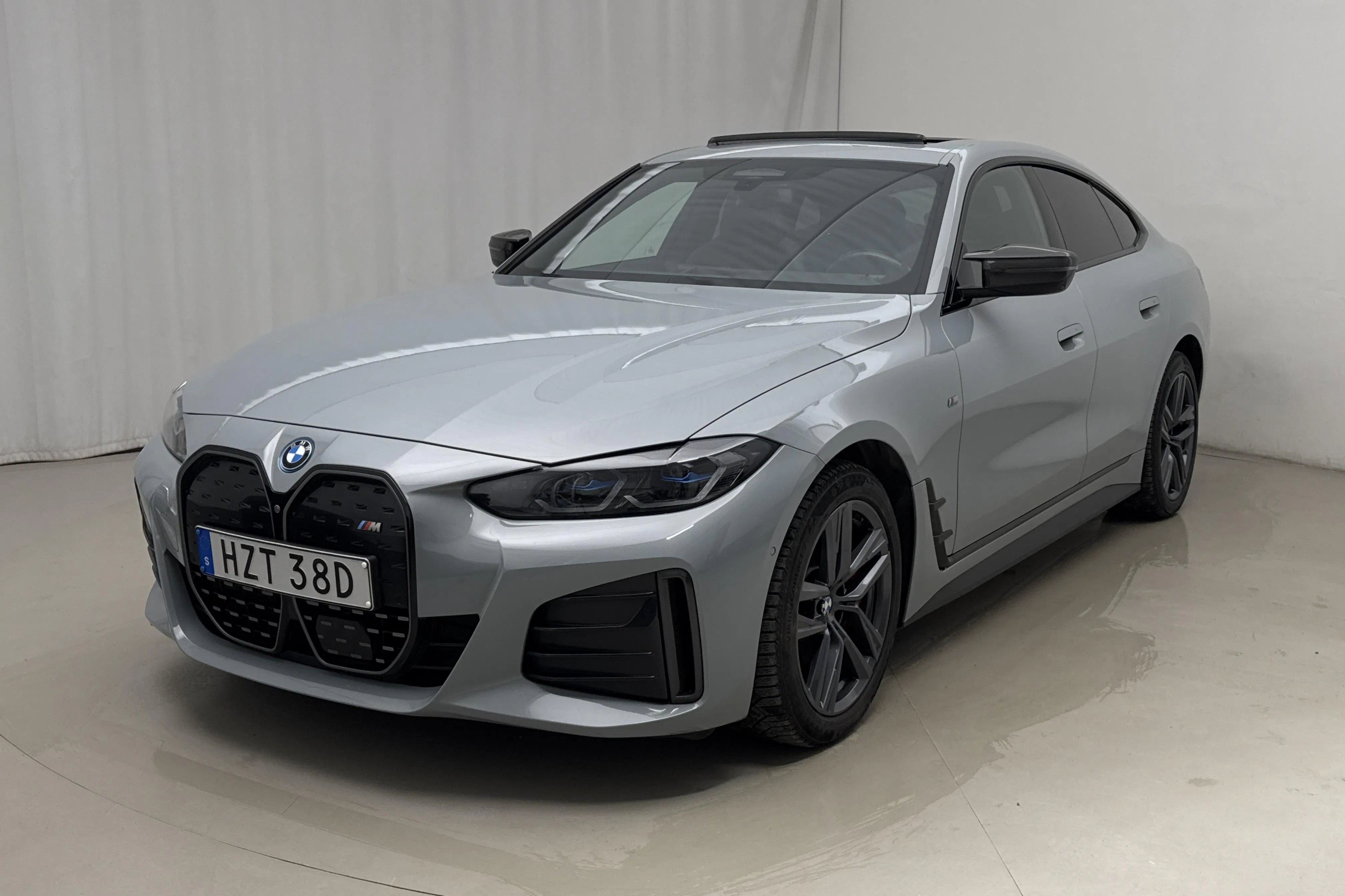 Presentationsfoto 1 av 23: BMW i4 M50 xDrive, G26 (544hk) - 14 100 mil - Automat - grå - 2022