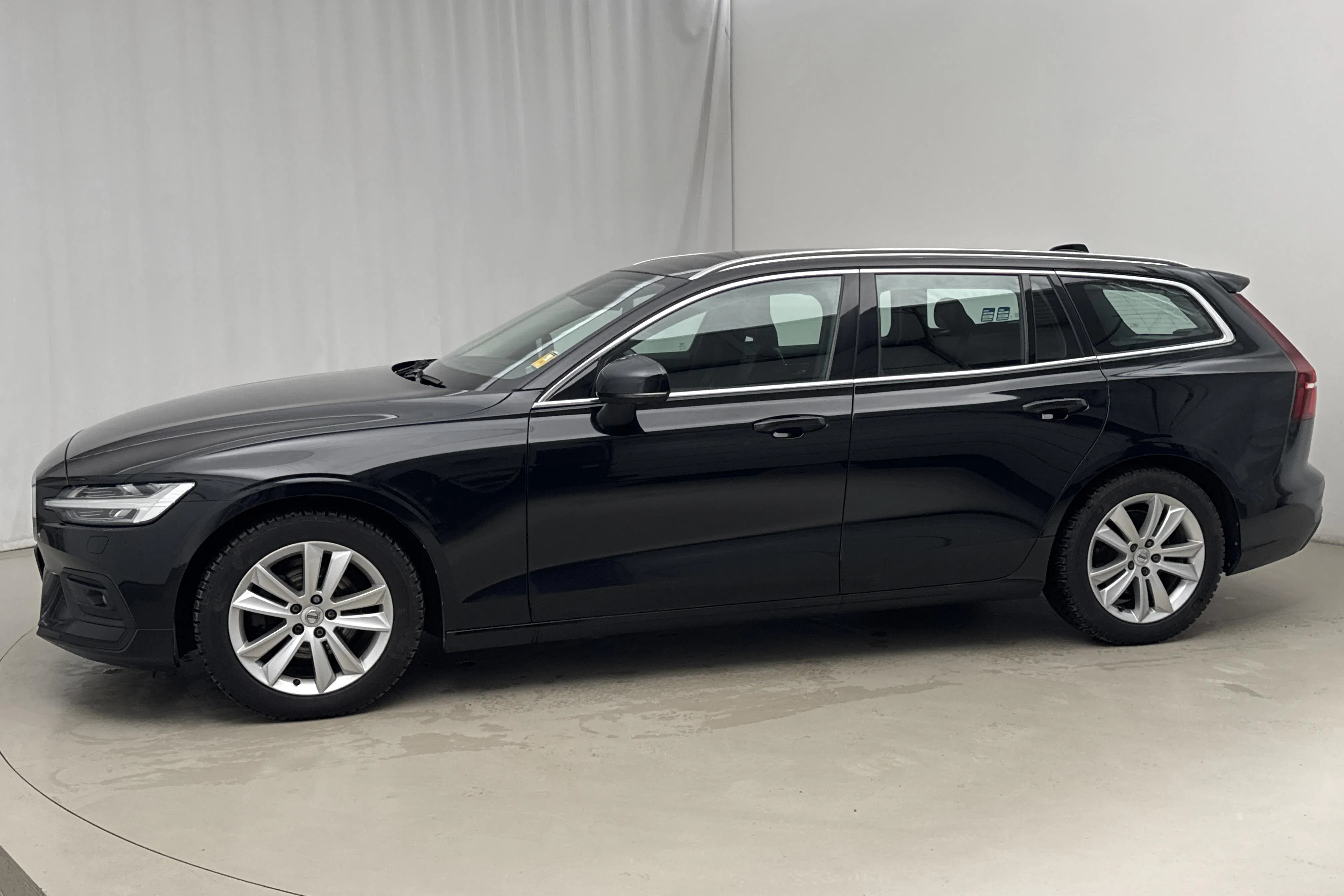 Presentationsfoto 2 av 15: Volvo V60 D3 AWD (150hk) - 19 941 mil - Automat - svart - 2019