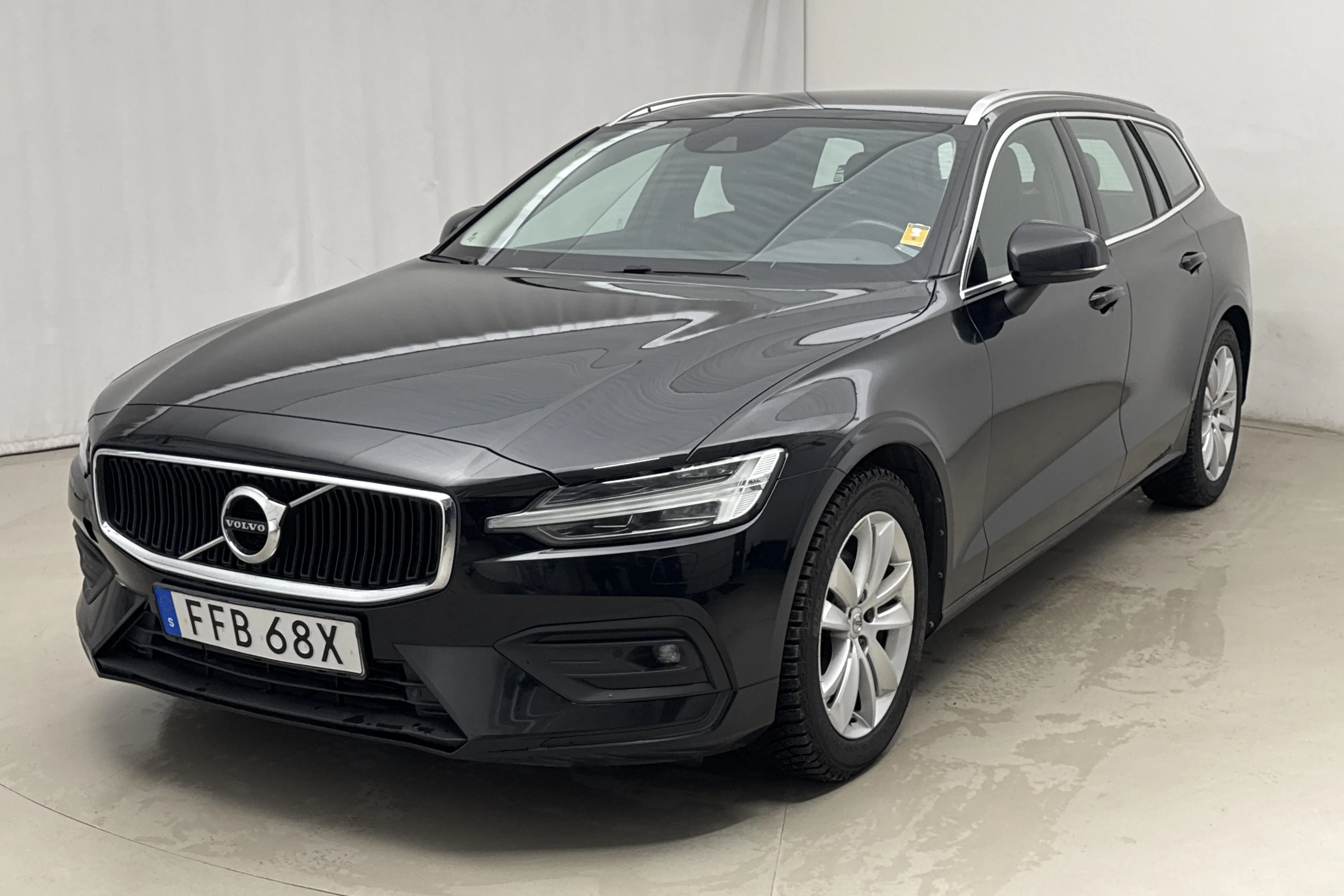 Presentationsfoto 1 av 15: Volvo V60 D3 AWD (150hk) - 19 941 mil - Automat - svart - 2019