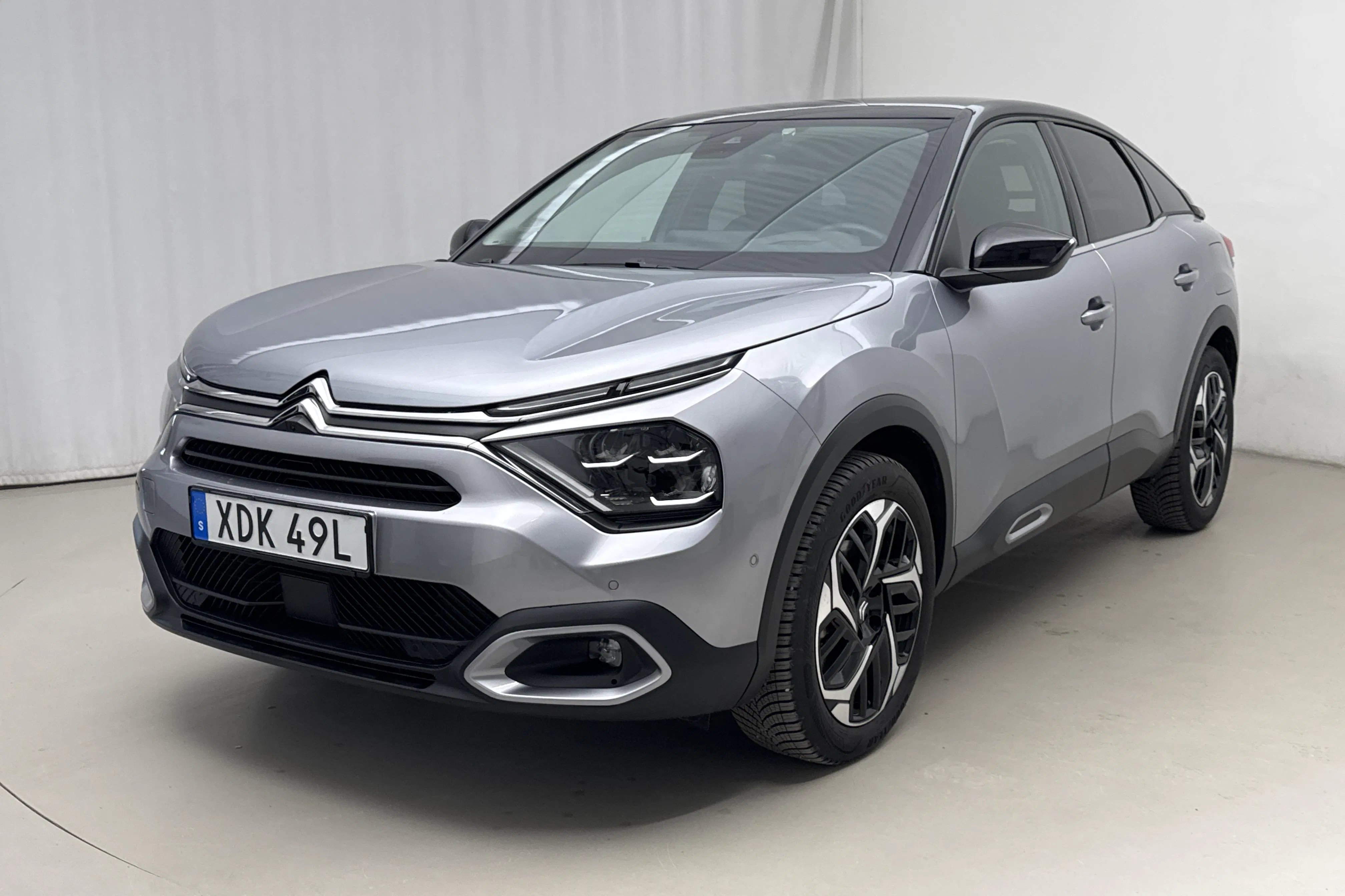 Presentation photo 1 of 19: Citroen C4 1.2 PureTech (131hk) - 9 150 km - Automatic - gray - 2024