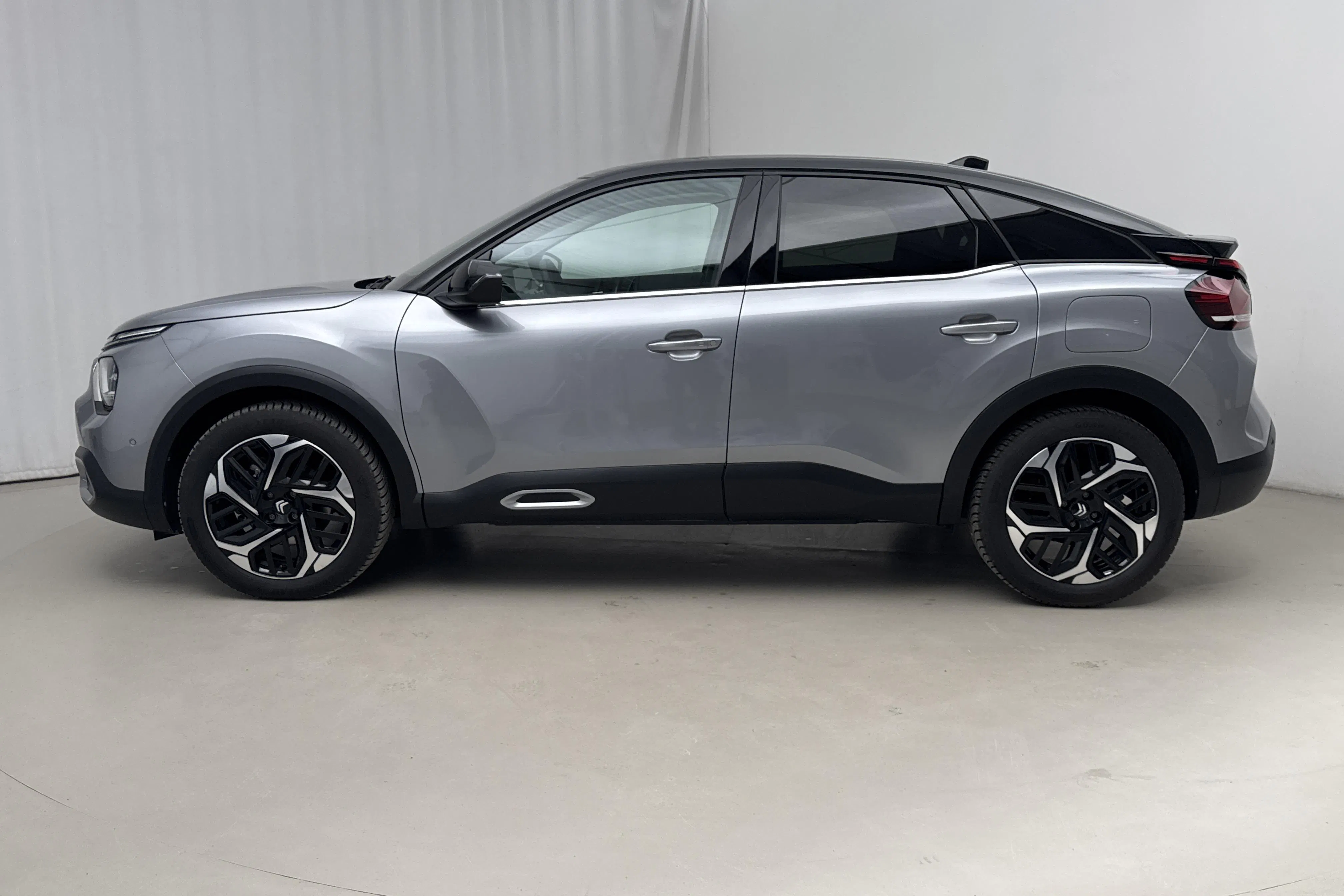 Presentation photo 2 of 19: Citroen C4 1.2 PureTech (131hk) - 9 150 km - Automatic - gray - 2024