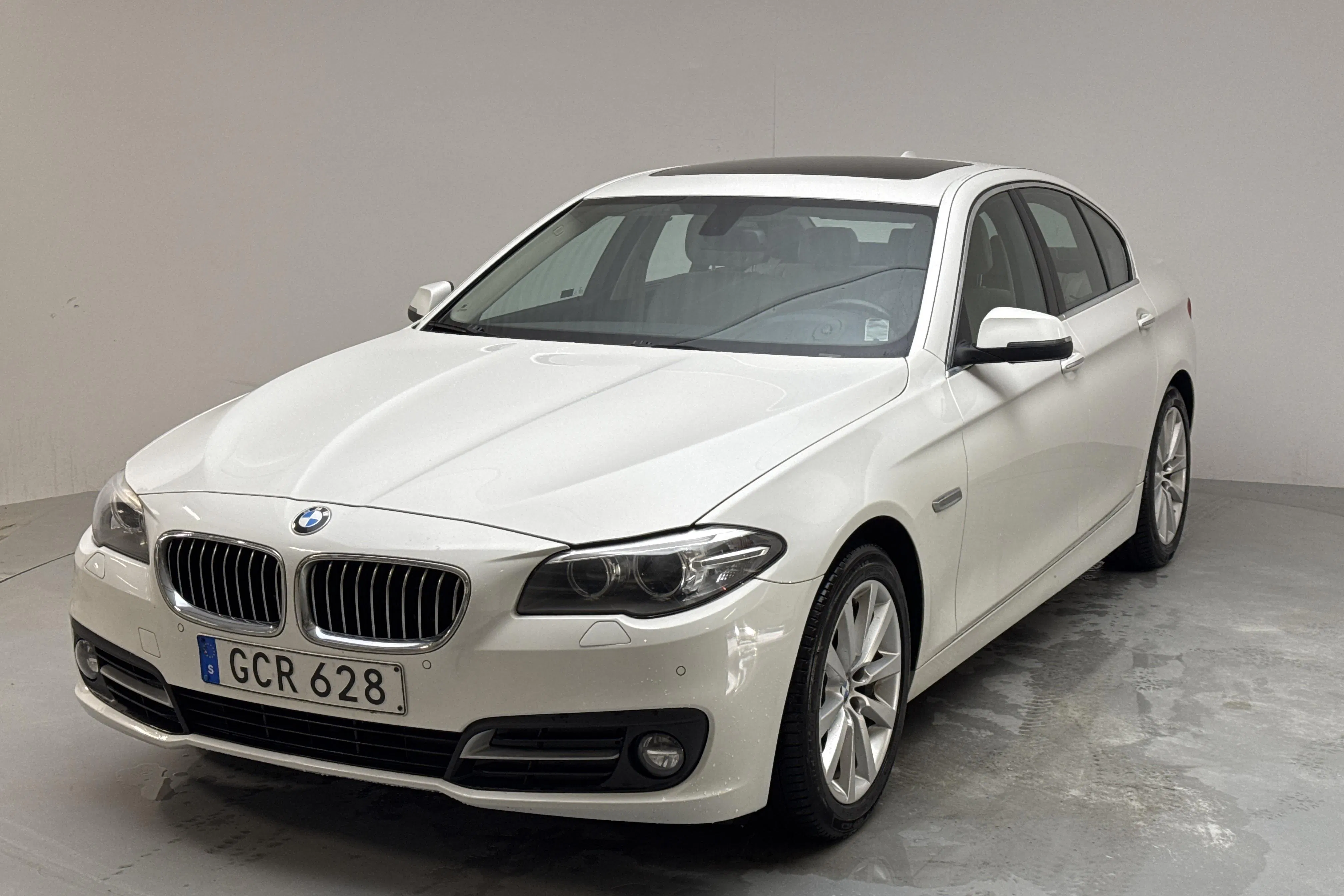 Presentation photo 1 of 15: BMW 520d xDrive Sedan, F10 (190hk) - 199 740 km - Automatic - white - 2016