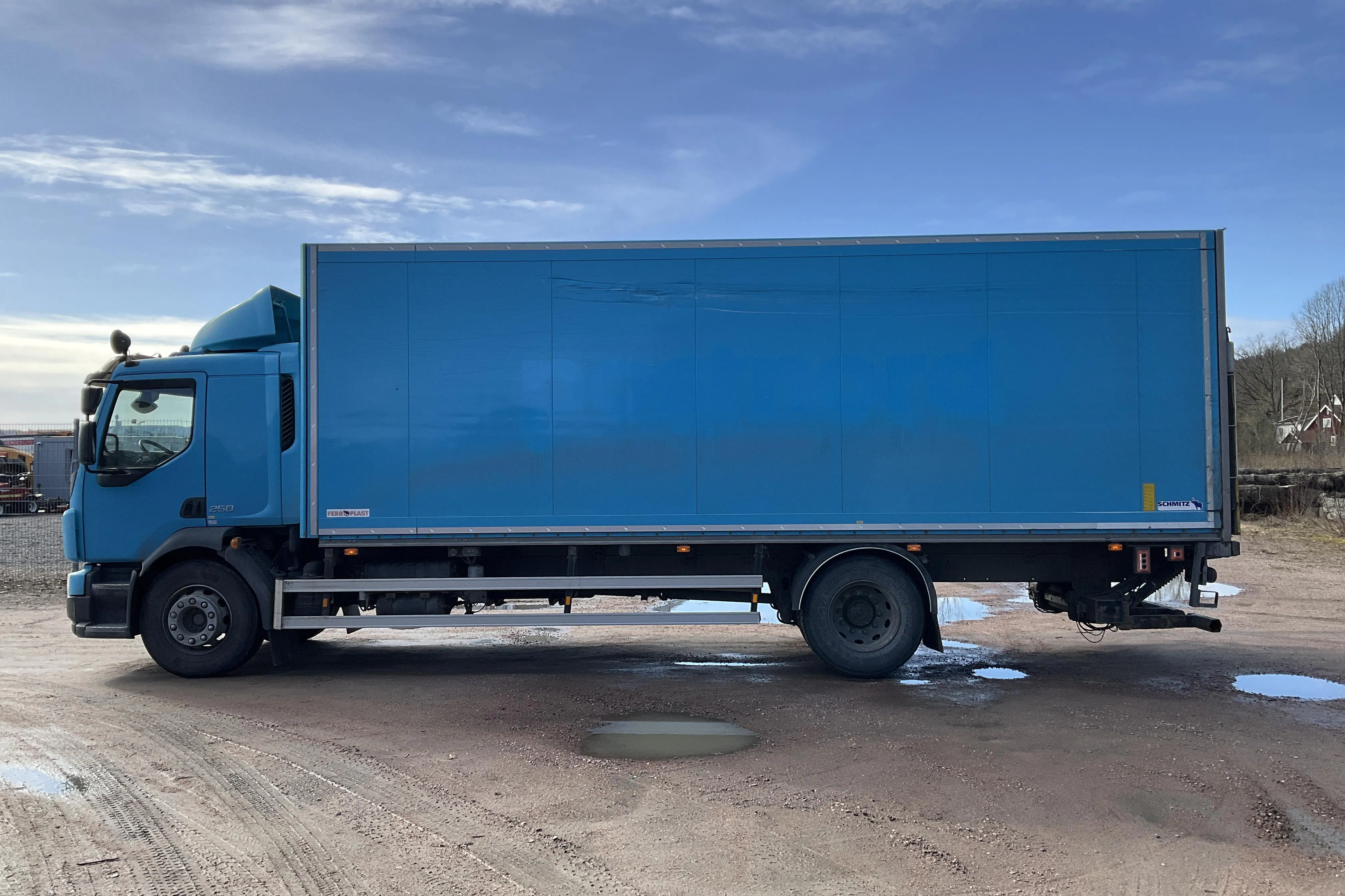 Presentationsfoto 2 av 42: VOLVO FL250 - 517 350 km - Automat - Light Blue - 2016