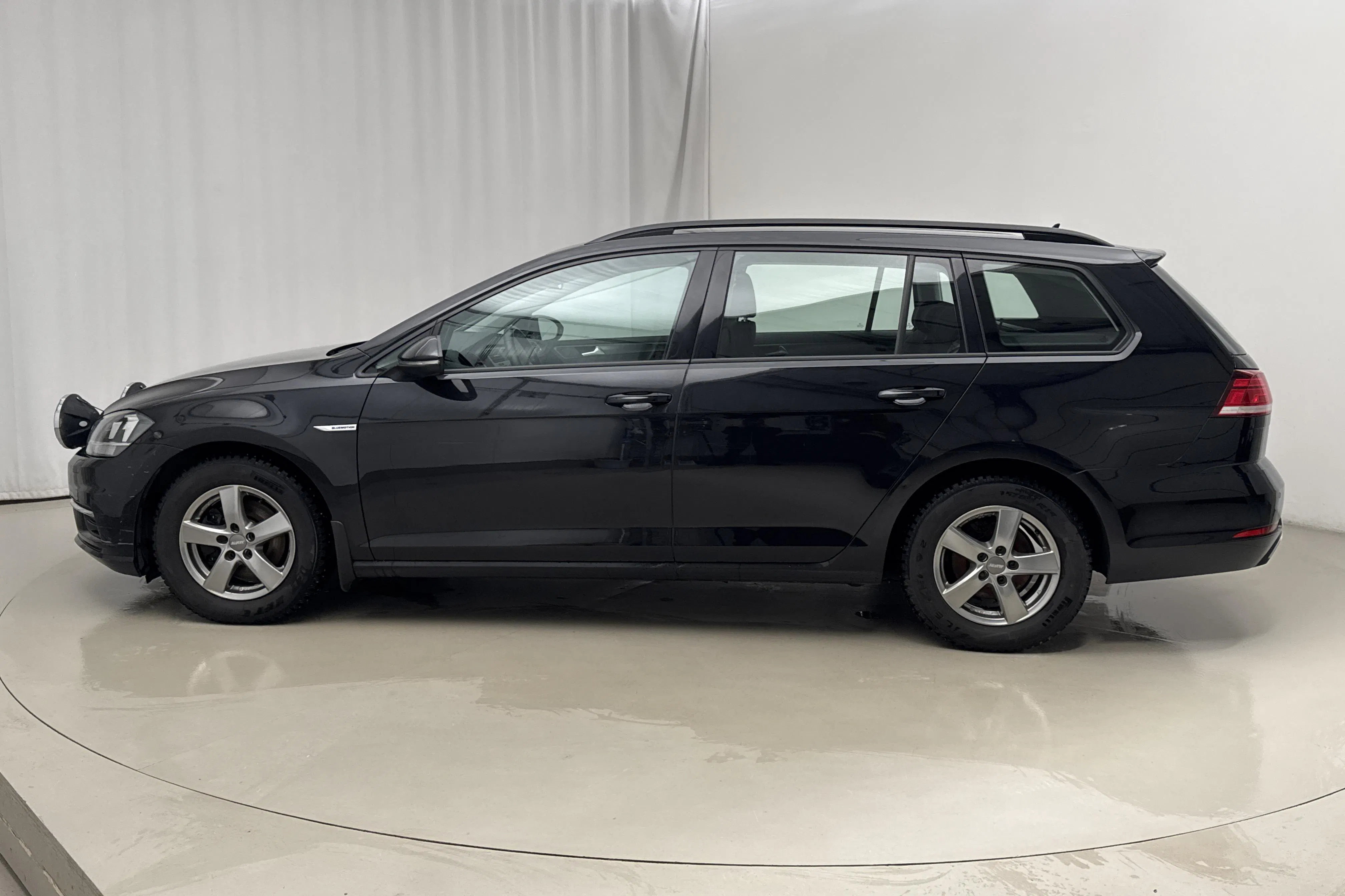 Presentationsfoto 2 av 19: VW Golf VII 1.5 TGI Sportscombi (130hk) - 5 273 mil - Automat - svart - 2020